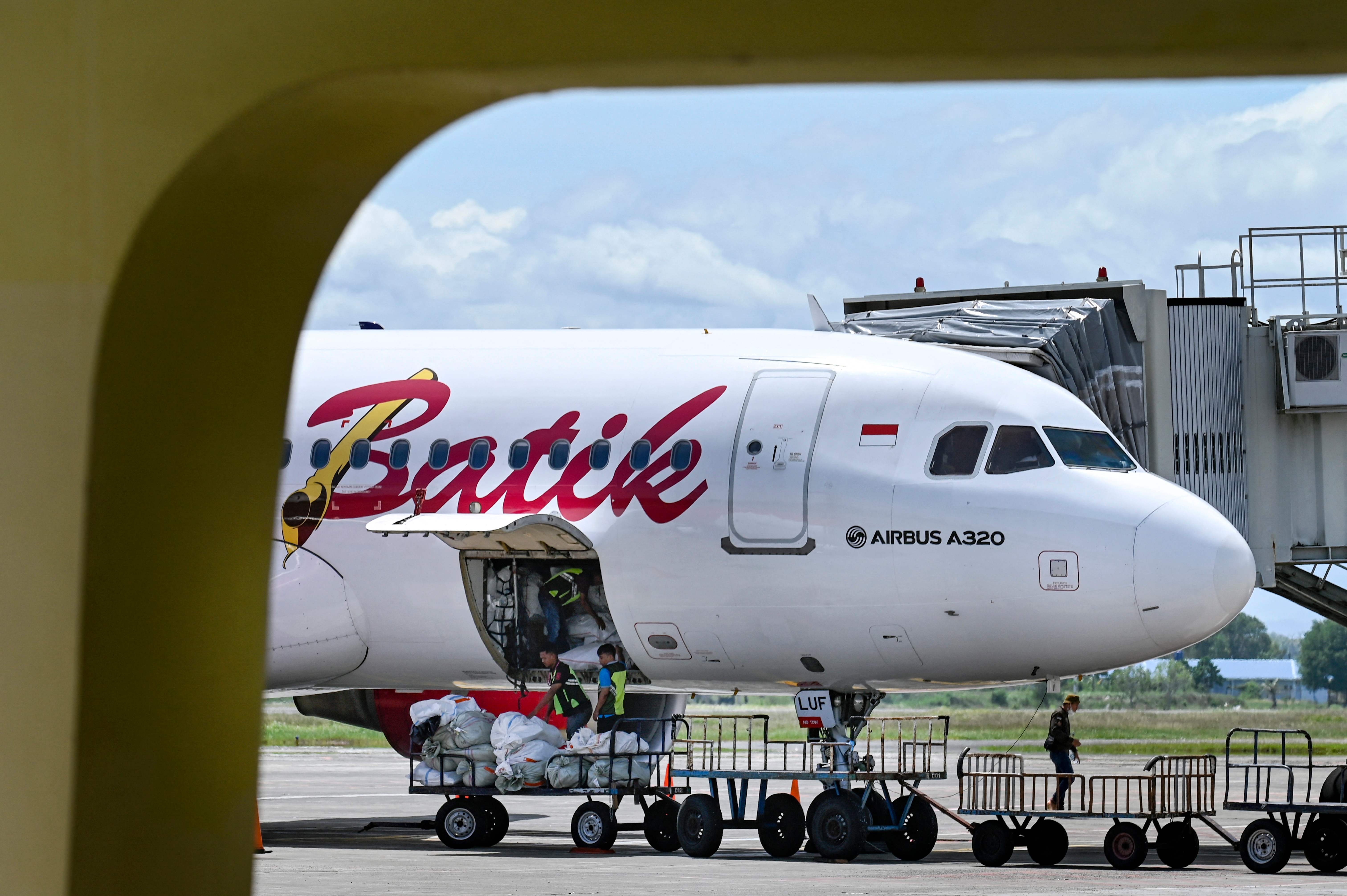 Petugas melakukan bongkar muat bagasi pesawat Batik Air
