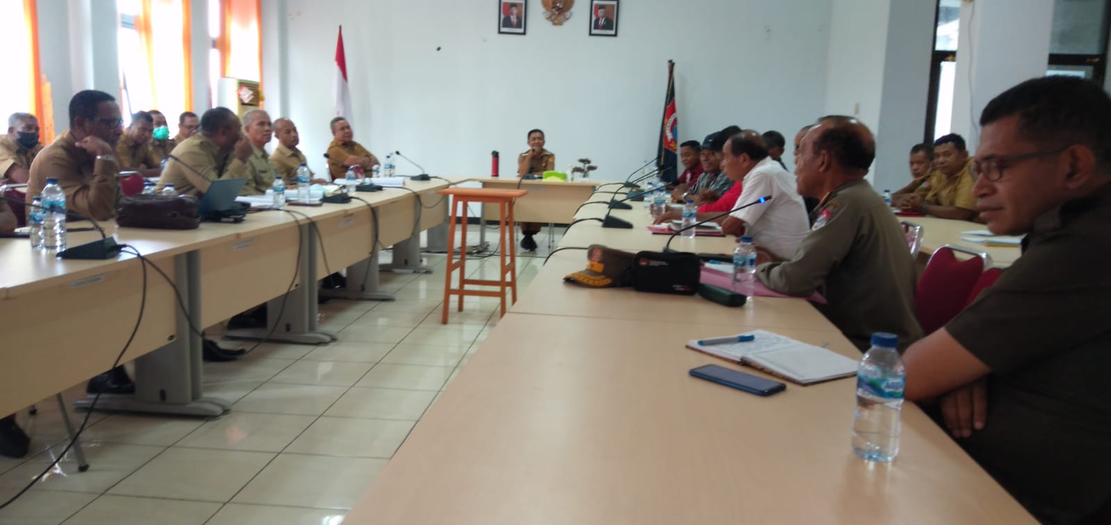 Penjabat Bupati Lembata, Marsianus Jawa dalam tatap muka bersama Forum penyelamat Lewotanah Lembata (FP2L), di ruang rapat Bupati, Senin (14