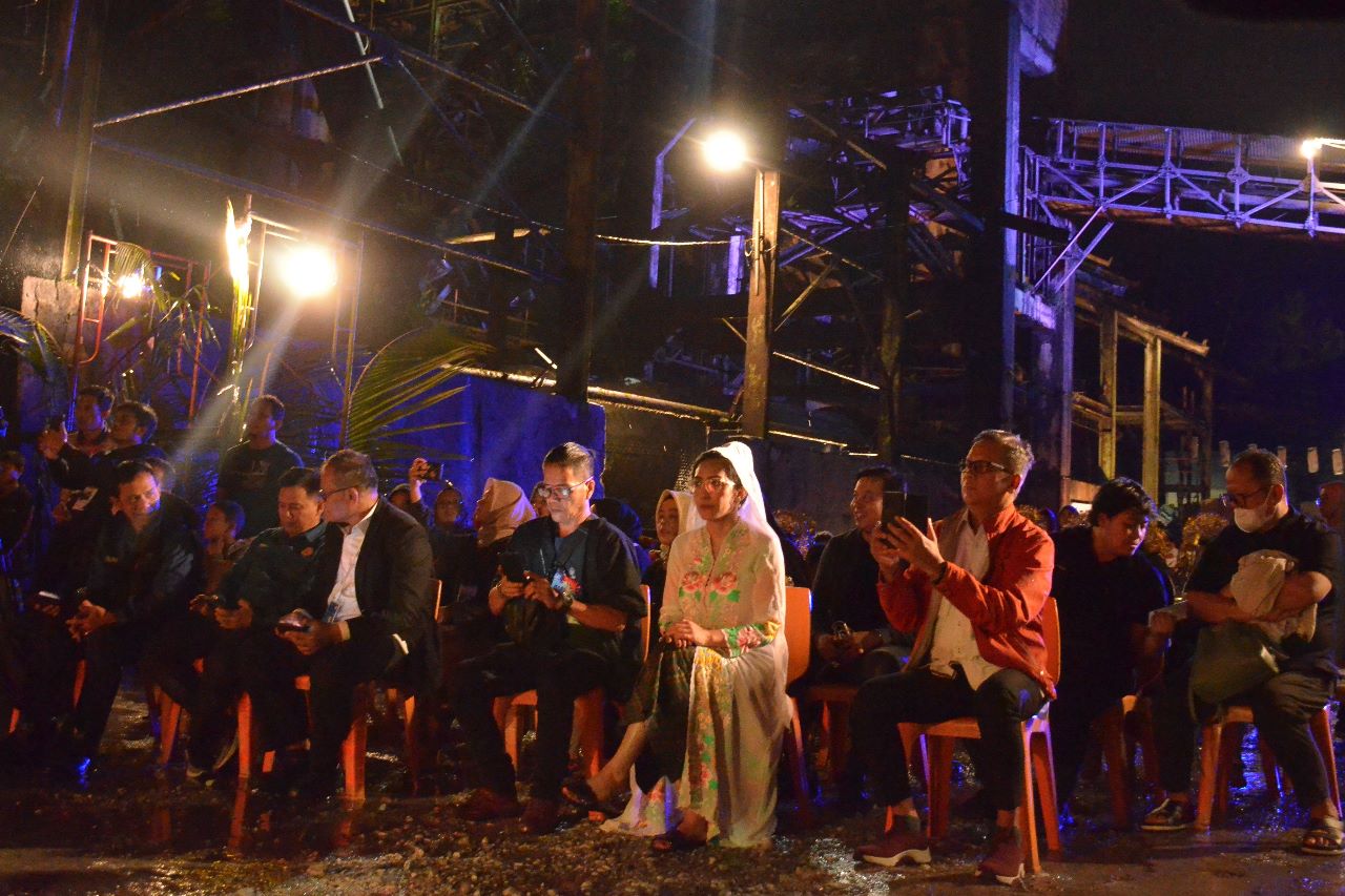 Anggota Komisi VI DPR RI, Rieke Diah Pitaloka (berbaju putih) saat acara Indarung Arts Market Festival 2022.