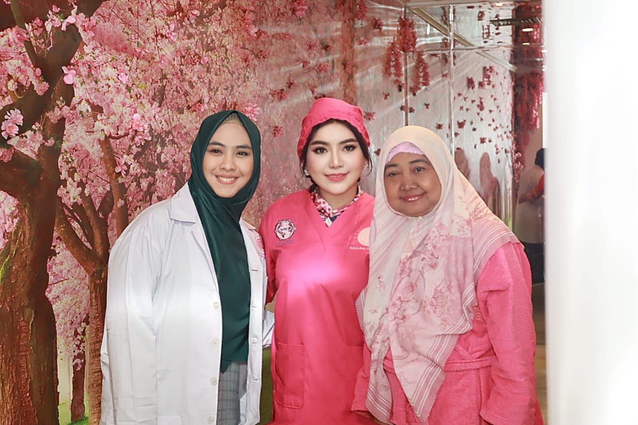 Aktris Oki Setiana Dewi (kiri) mendampingi ibunya, Yunifah (kanan), dan Prof. dr. Deby Vinski (tengah). 