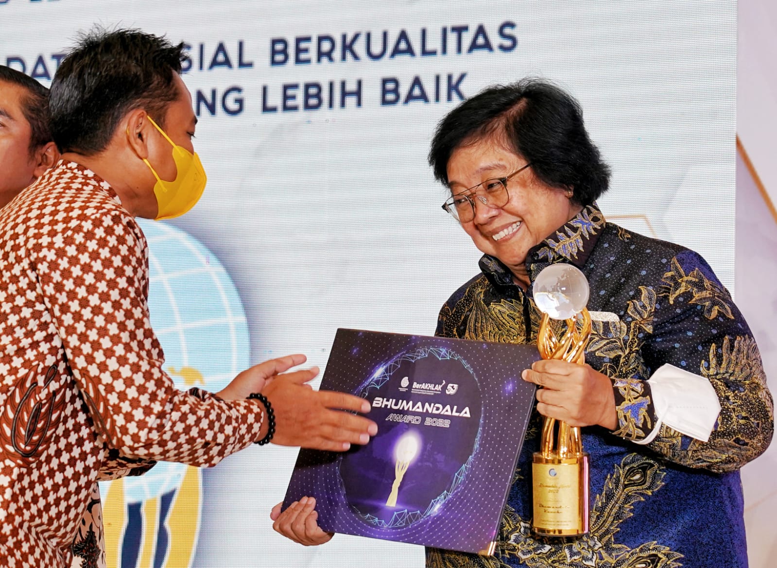 PENGHARGAAN: Menteri LHK Siti Nurbaya menerima penghargaan Bhumandala Kanaka (Medali Emas) untuk kategori Kementerian/Lembaga dari BIG. 