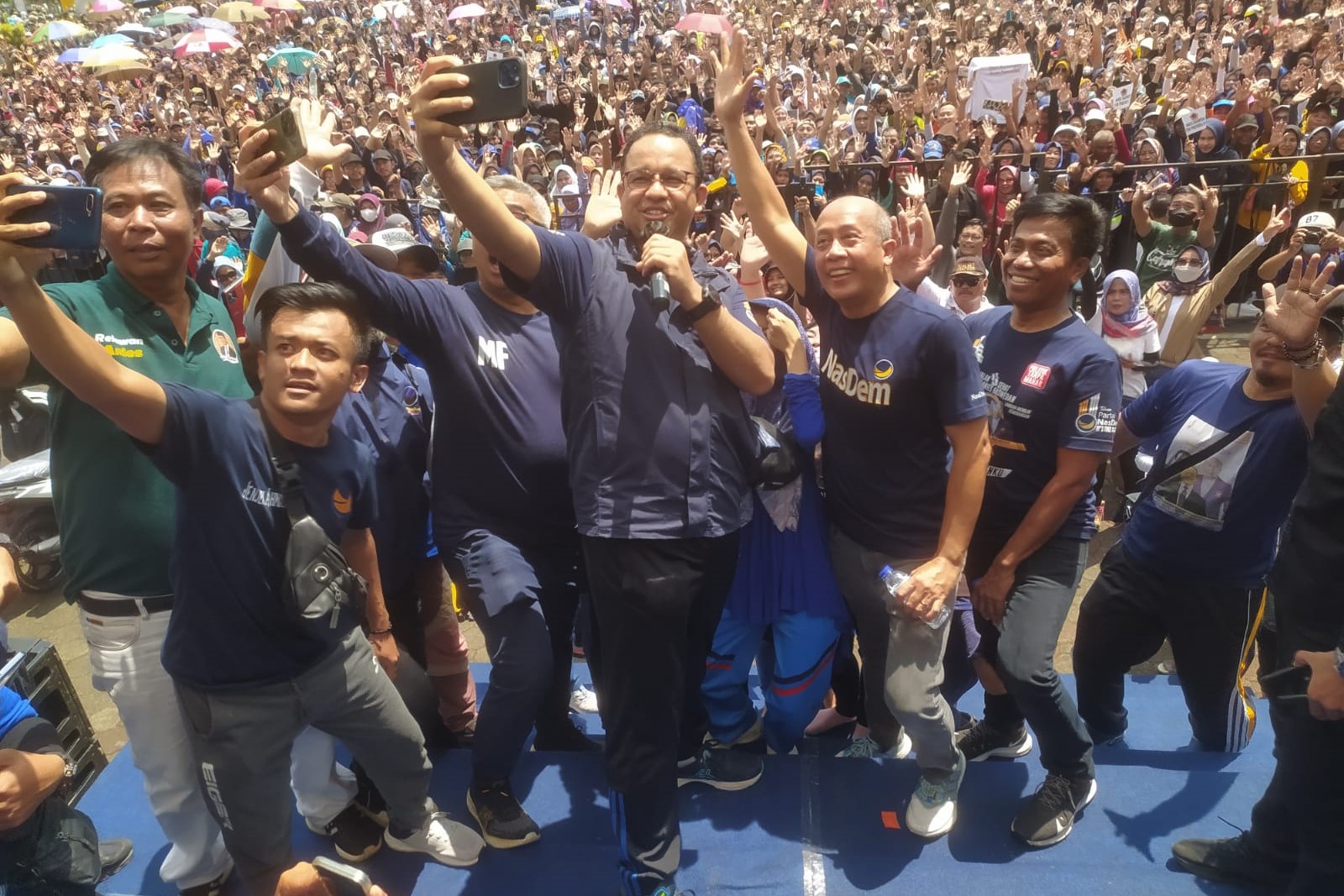 Usai jalan sehat di Alun-Alun Ciamis, Anies Baswedan berswafoto bersama Saan Mustopa dan pengurus Partai NasDem lain, Minggu (20/11).