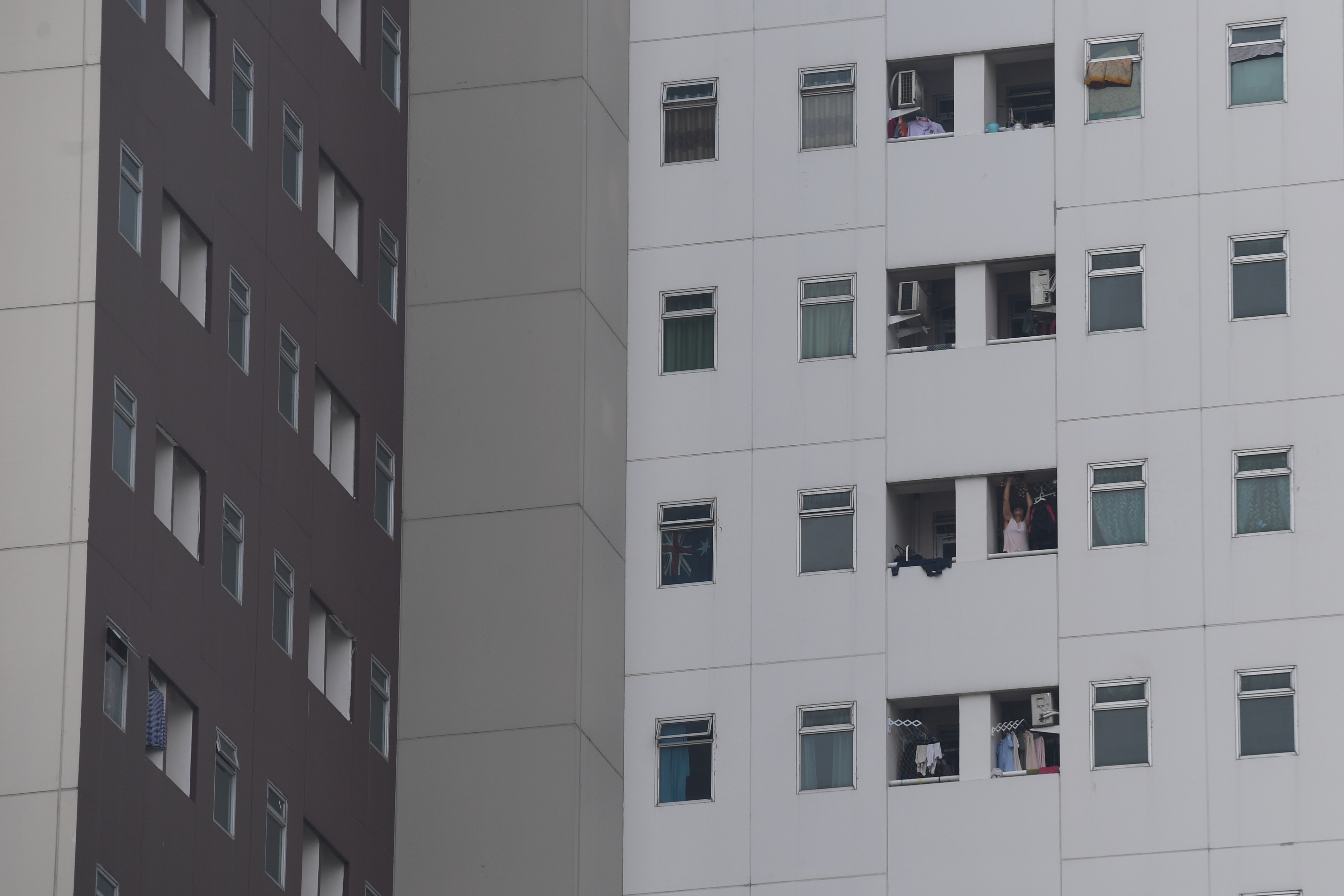 Warga menjemur pakaian di Rusunami Klapa Village yang merupakan hunian dengan program DP Rp0 di  Pondok Kelapa, Jakarta, beberapa waktu lalu