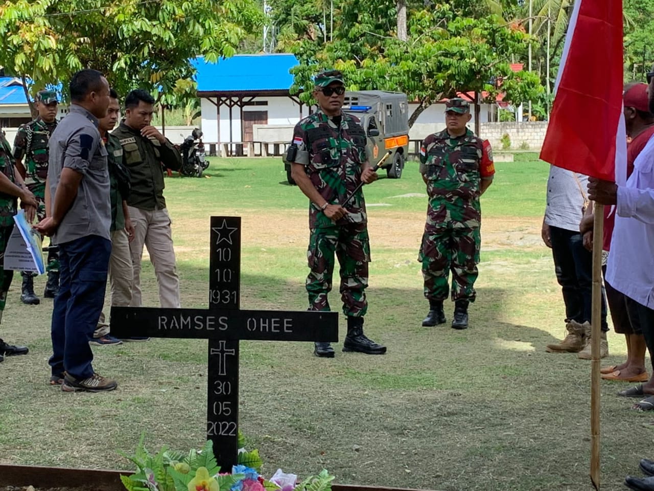 Komandan Korem 172/PWY Wamena Brigjen TNI J.O. Sembiring saat berziarah ke makam Ramses Ohee dalam rangka Hari Pahlawan Nasional 10 November