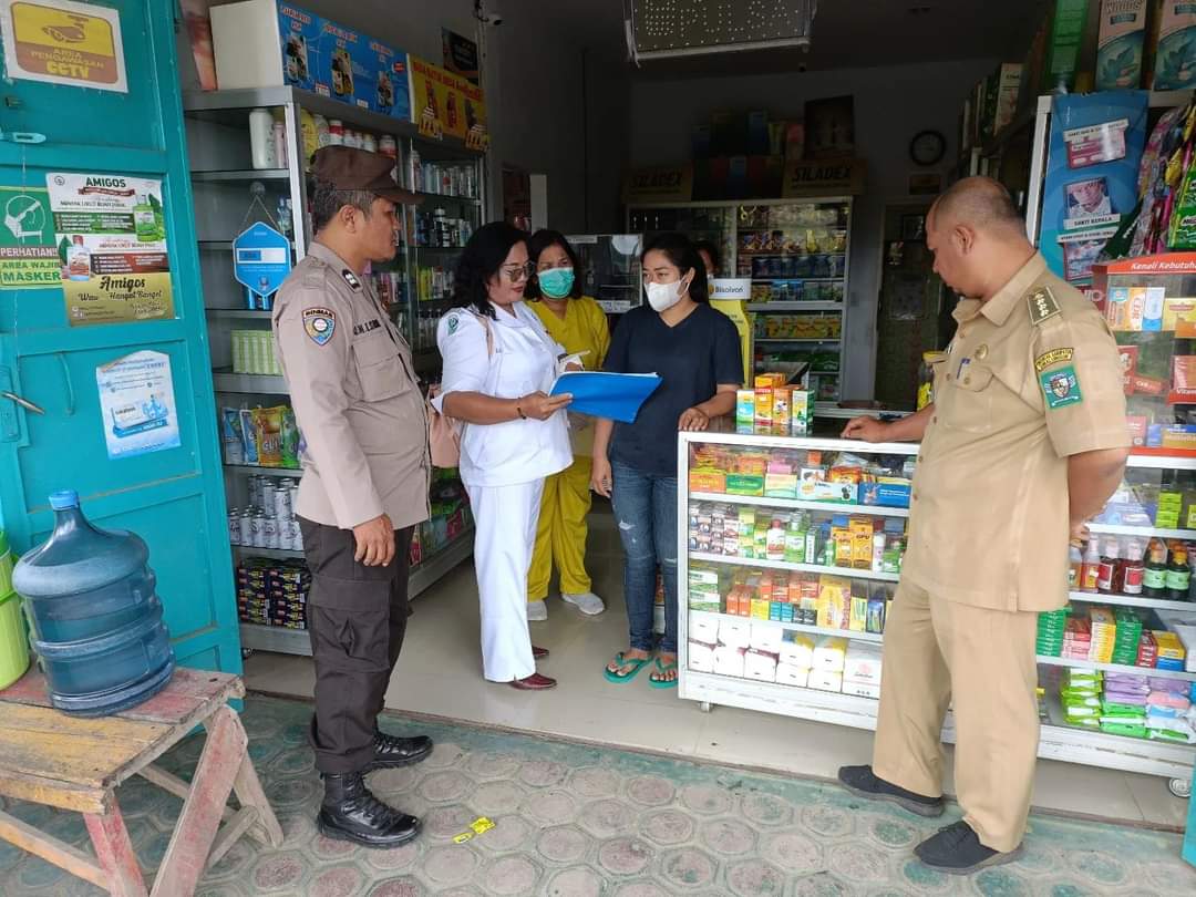 Petugas Dinkes Simalungu sedang mendata obat sirop di sebuah apotek.