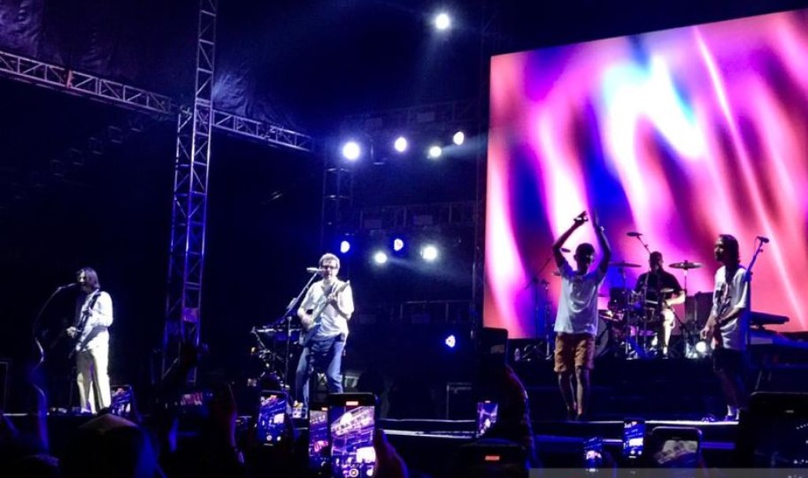 Weezer bersama The Adams saat membawakan lagu Anak Sekolah.