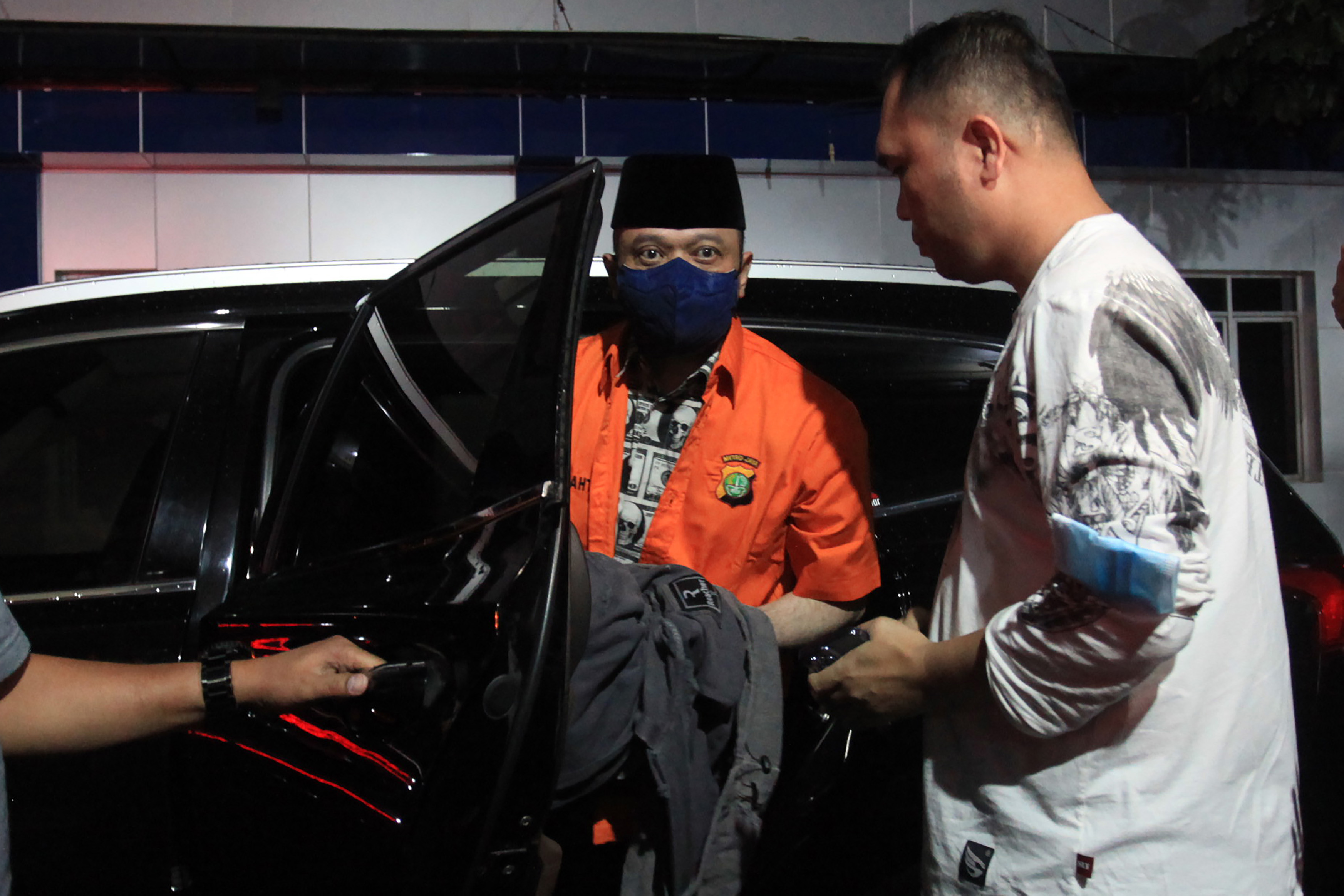 Tersangka kasus peredaran narkoba Irjen Pol Teddy Minahasa (tengah)