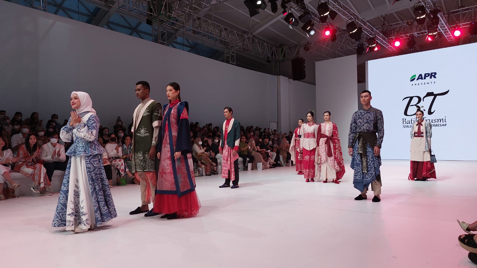 Peragaan busa Batik Trusmi di Jakarta Fashion Week bekerja sama dengan APR