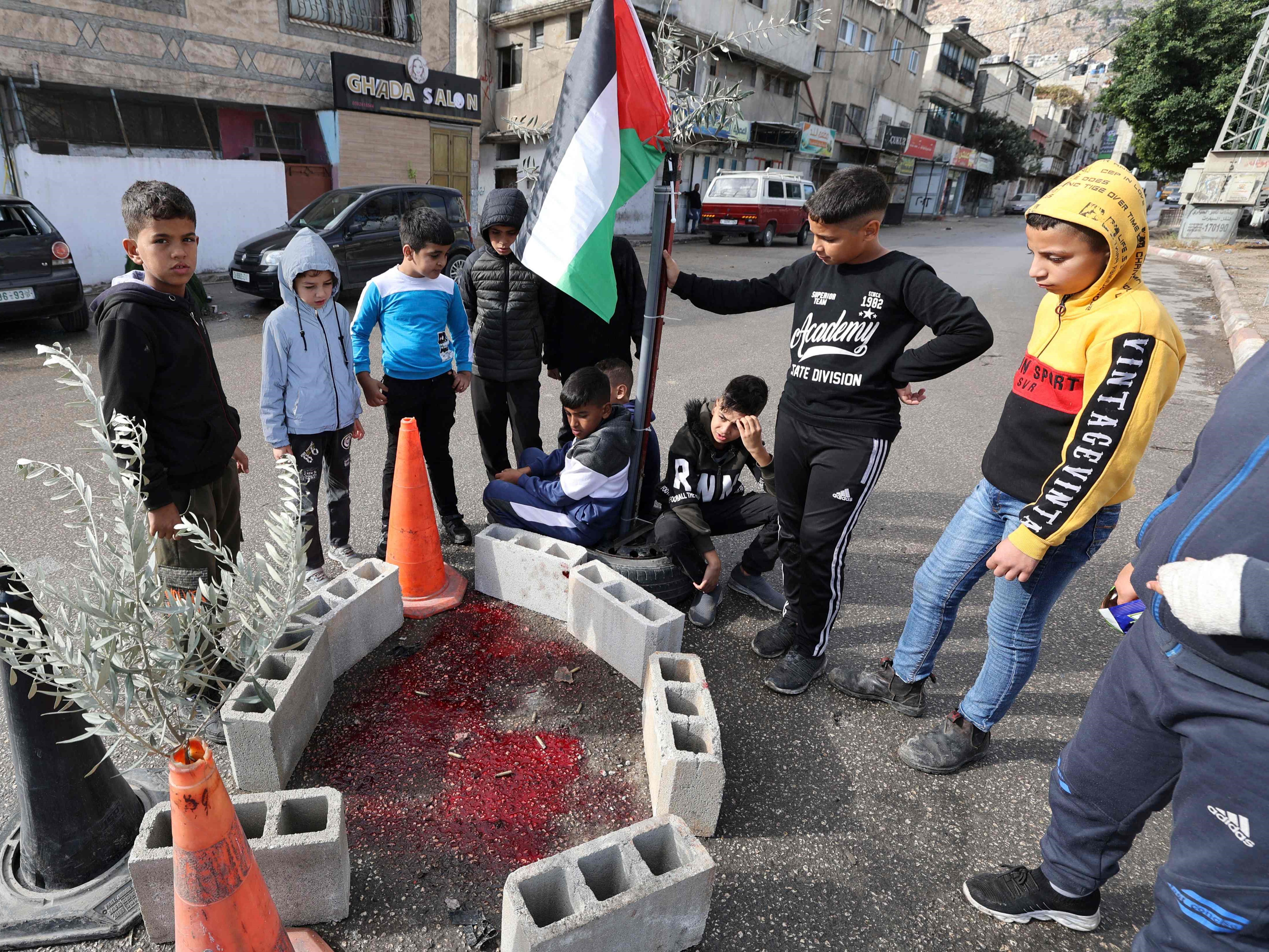 Teman dan kerabat Mahdi Hashsh Palestina, 15, berduka atas jenazahnya di rumah sakit di kota Nablus, Tepi Barat, pada 9 November 2022.