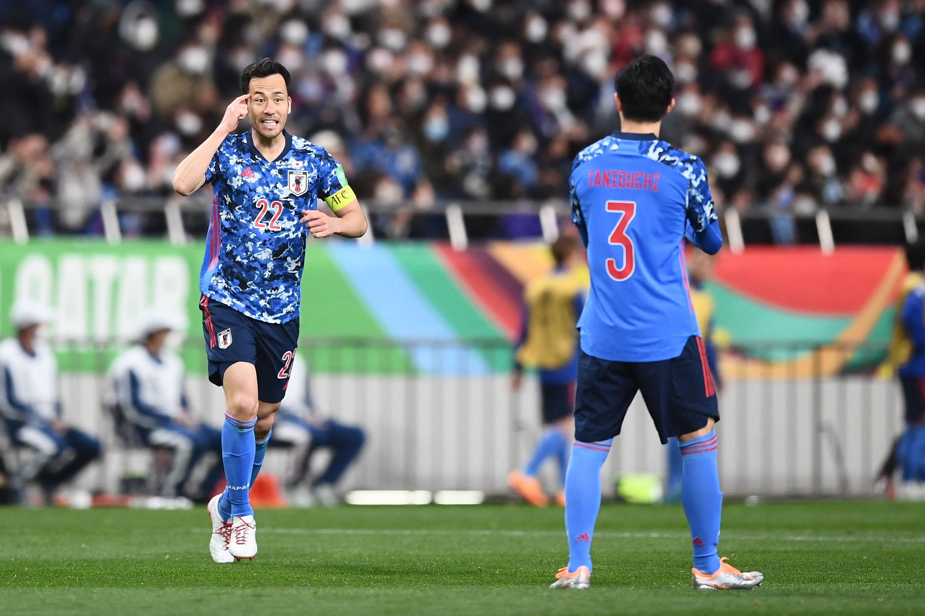 Kapten timnas Jepang Maya Yoshida (kiri)