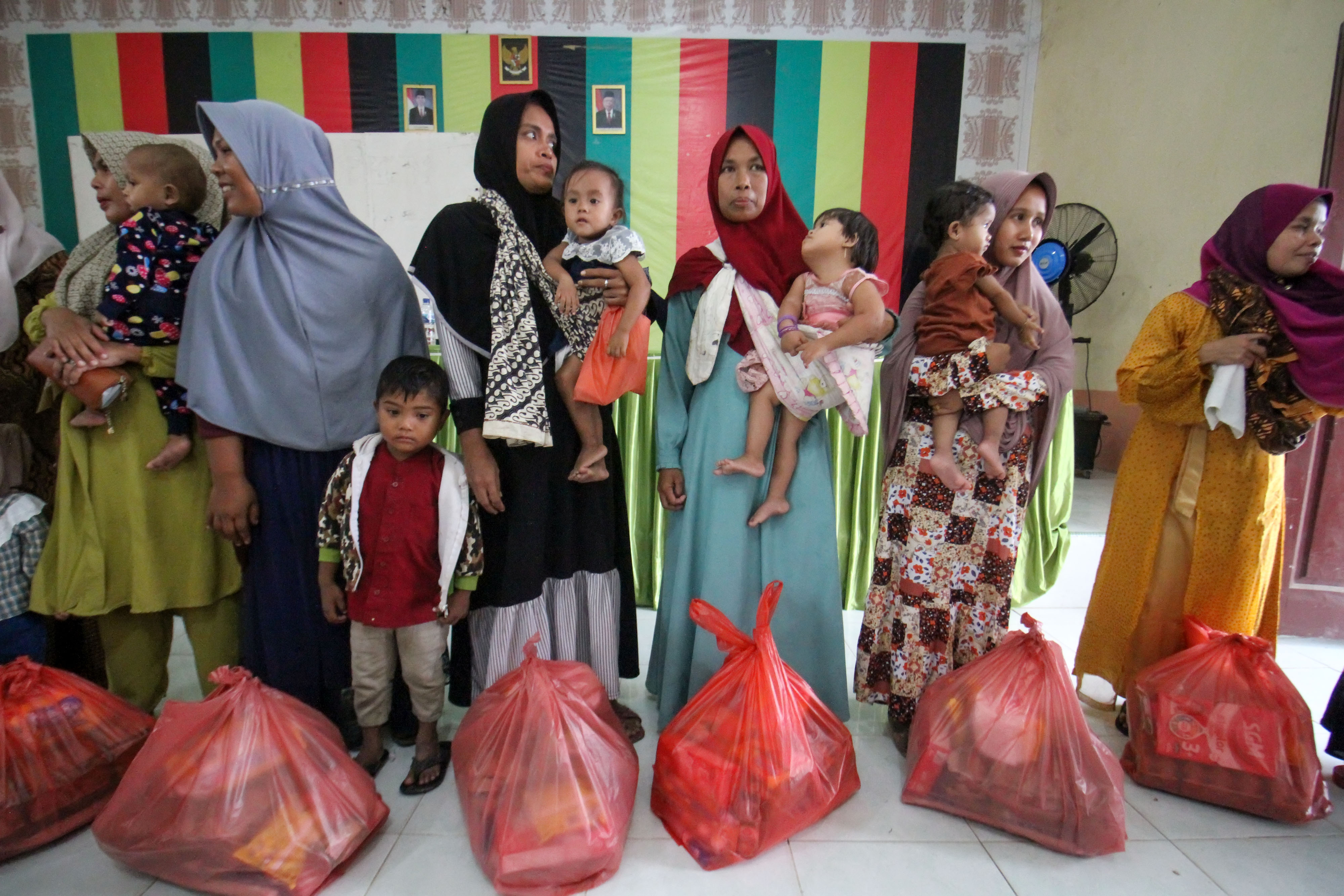Bansos bagi anak balita berisiko stunting  dari pemerintah Aceh utara di kantor Kecamatan Meurah Mulia, Aceh Utara, Aceh, Jumat (11/11/2022)