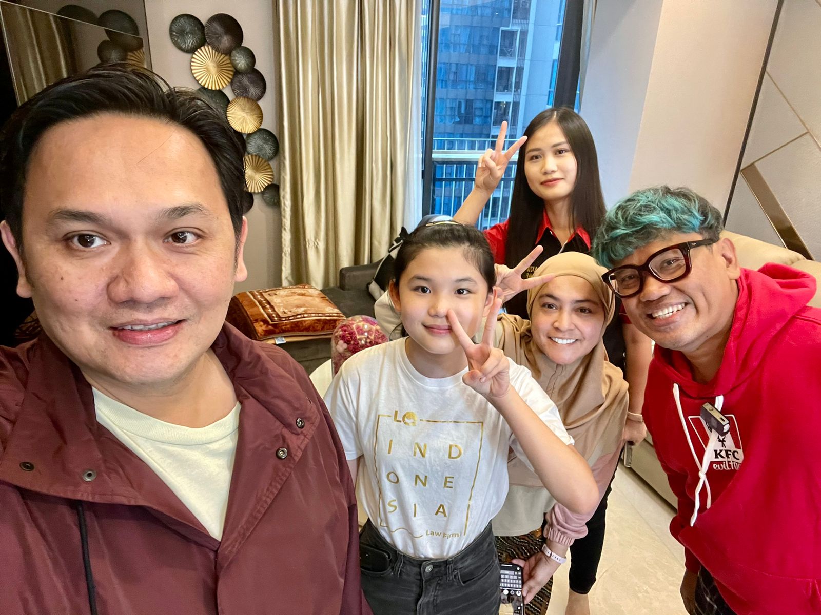 Putri pengacara Alvin Lim, Kate Victoria Lim (tengah) bersama Uya Kuya.
