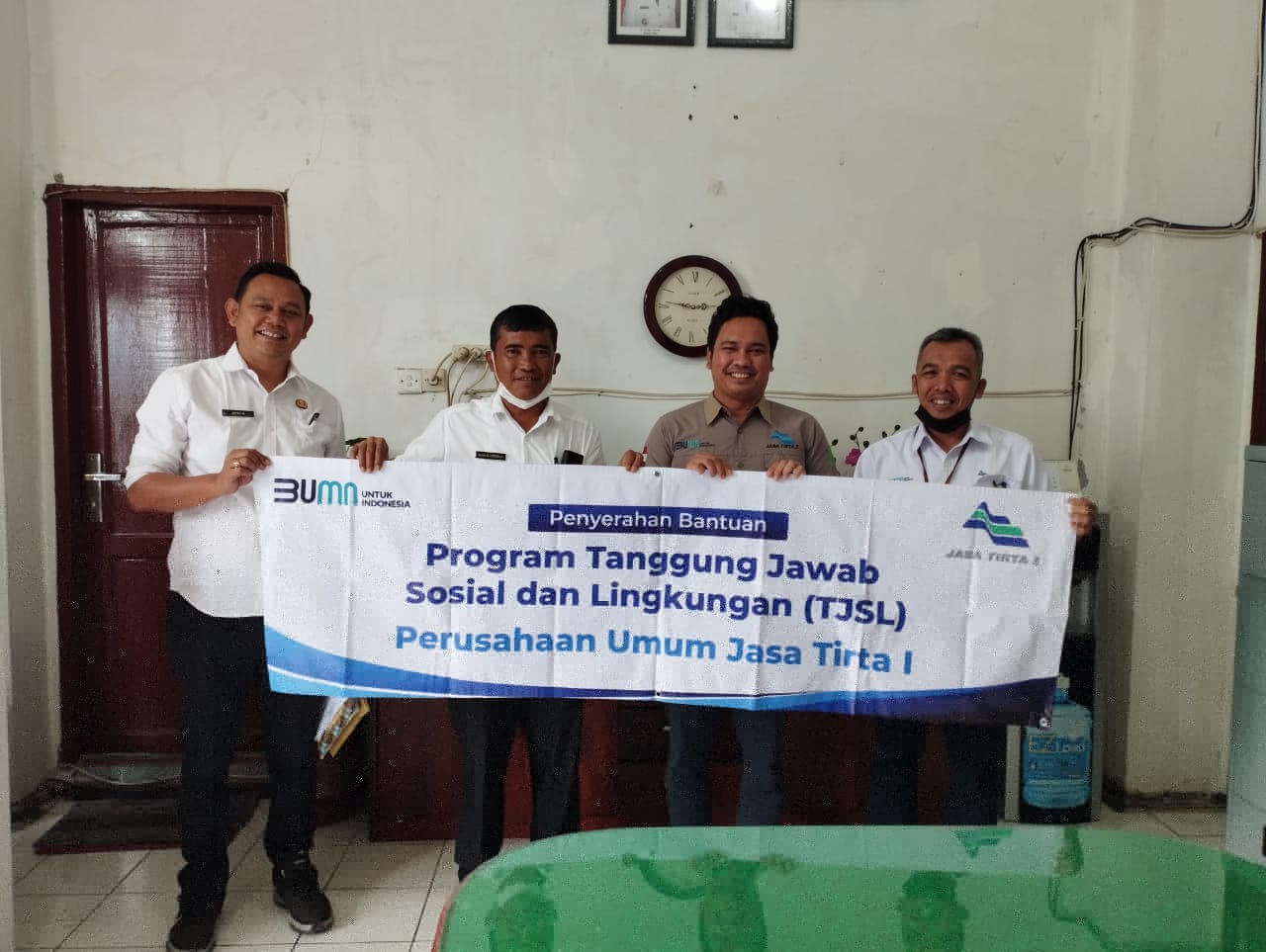 Perum Jasa Tirta I menyerahkan sumbangan traktor kepada Pemerintah Kabupaten Toba, Sumatra Utara