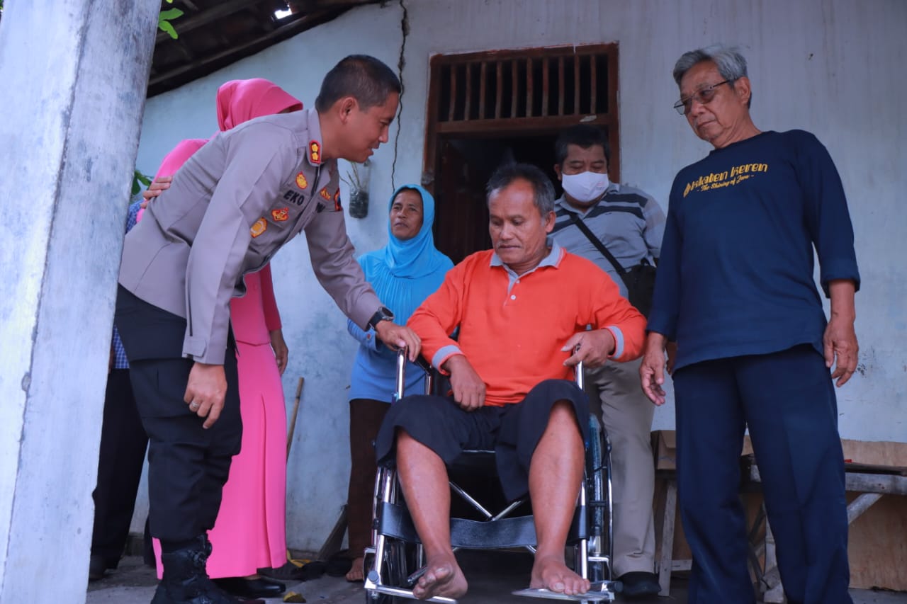 Kapolres Klaten, Jawa Tengah, AKB Eko Prasetyo dan istri menyerahkan bantuan kursi roda kepada warga