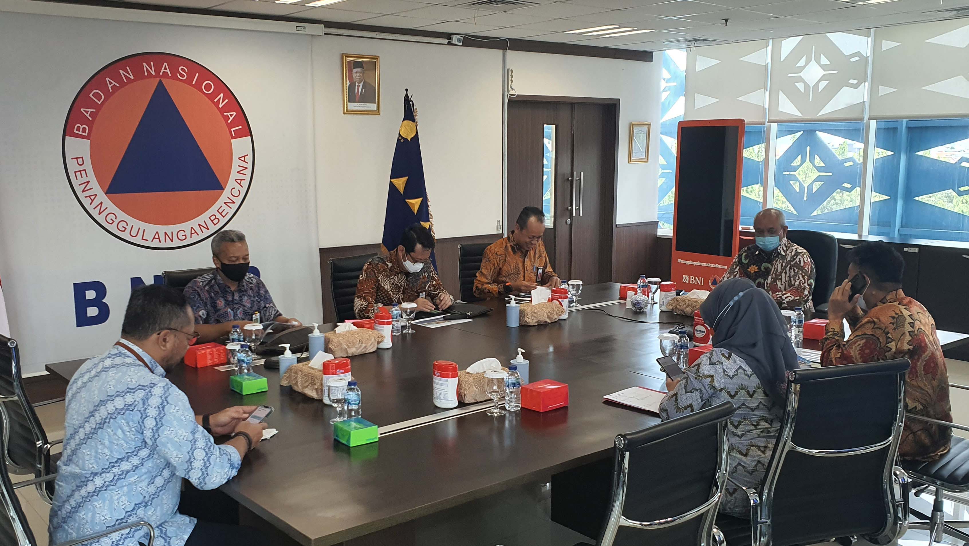 Rapat terkait rencana kegiatan perawatan Wisma Atlet Kemayoran dan Pademangan, Jakarta. 