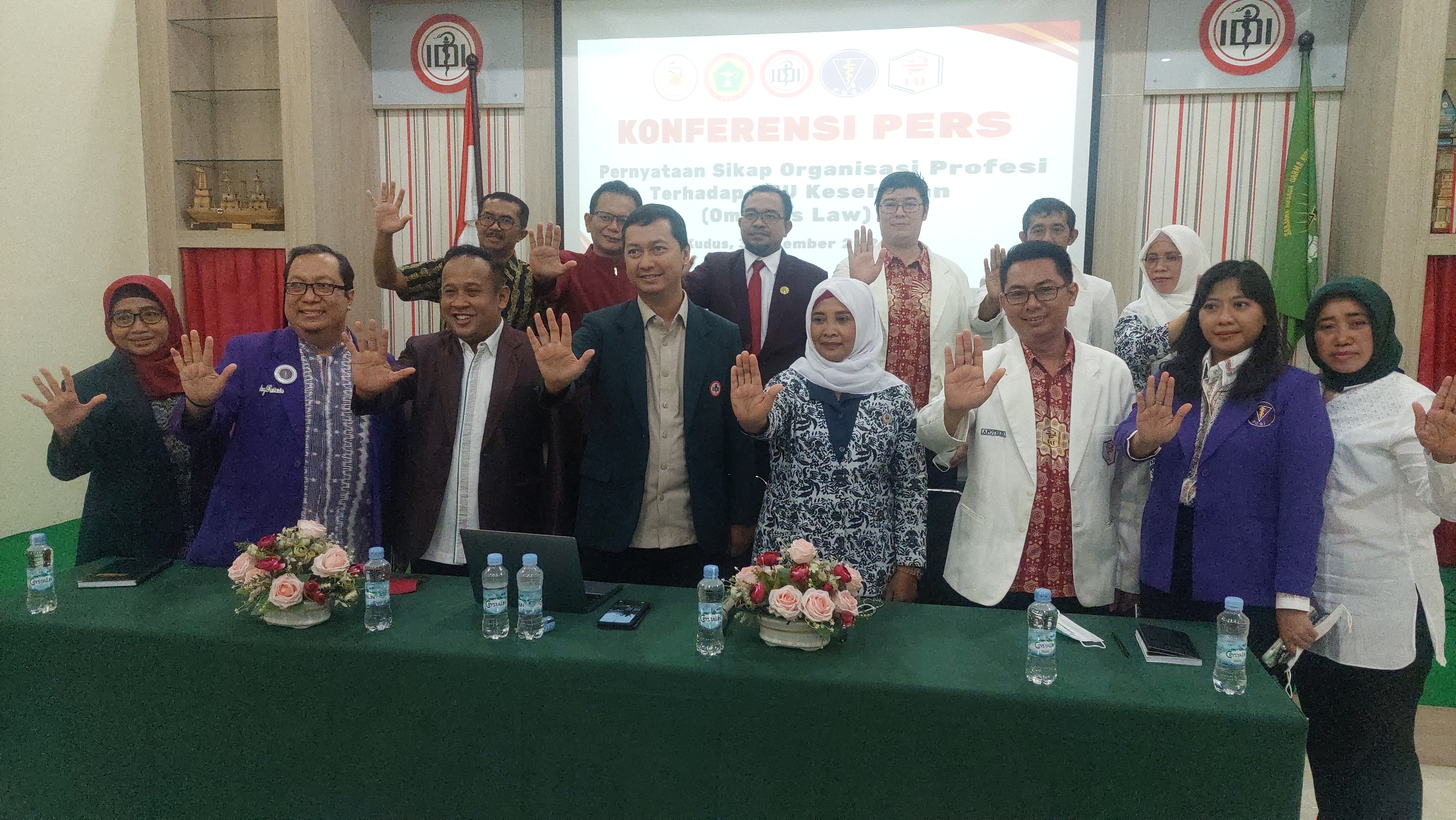 Lima Organisasi Profesi Kesehatan di Kudus menyatakan sikap menolak RUU Kesehatan Omnibus Law di Kantor IDI Kudus, Kamis (3/11/2022). 