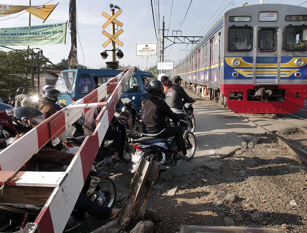 Sejumlah pengendara menerobos pintu perlintasan saat peringatan kereta rel listrik (KRL) akan melintas di dekat Stasiun Citayam, Kabupaten B