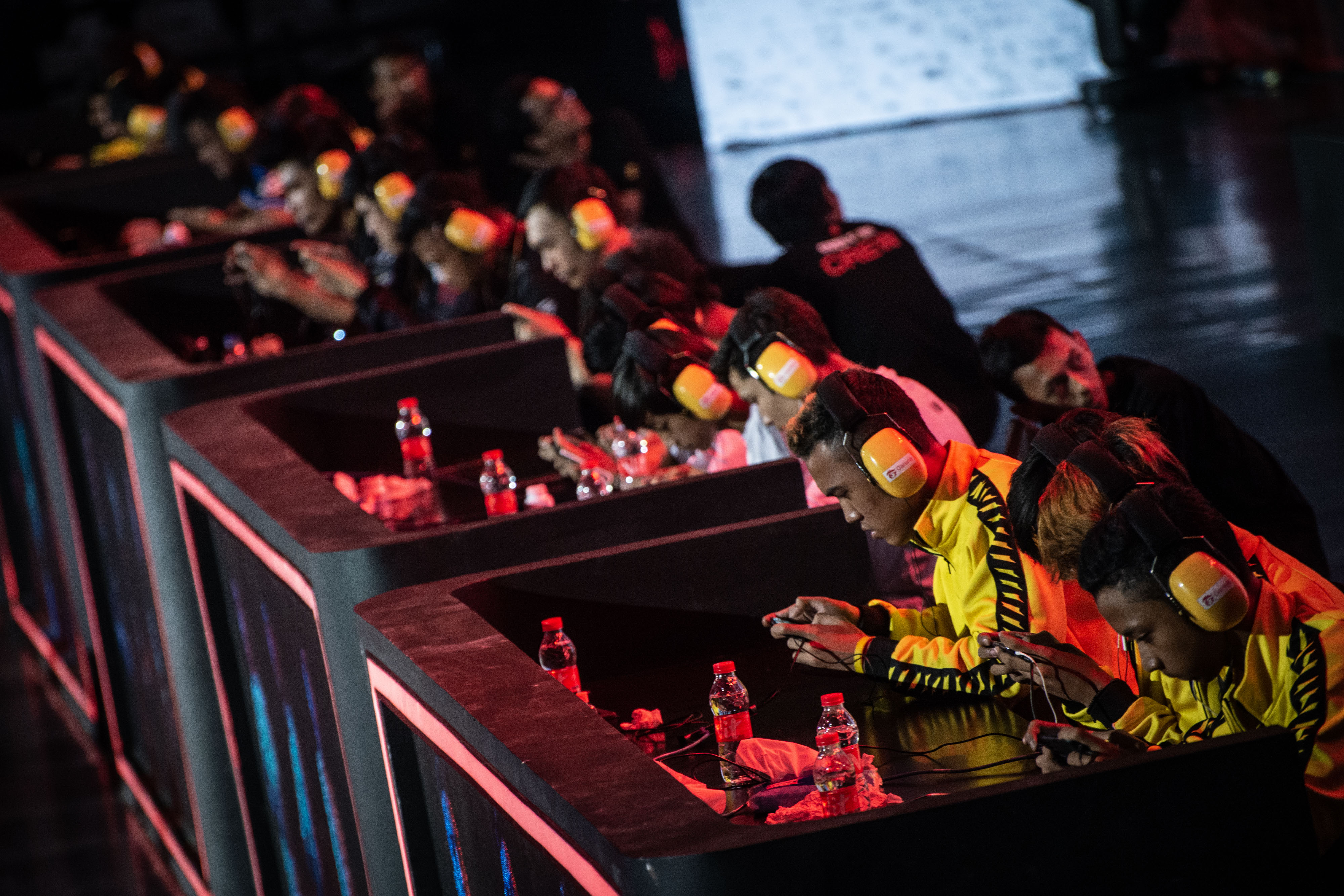 Sejumlah pemain gim mengikuti kompetisi