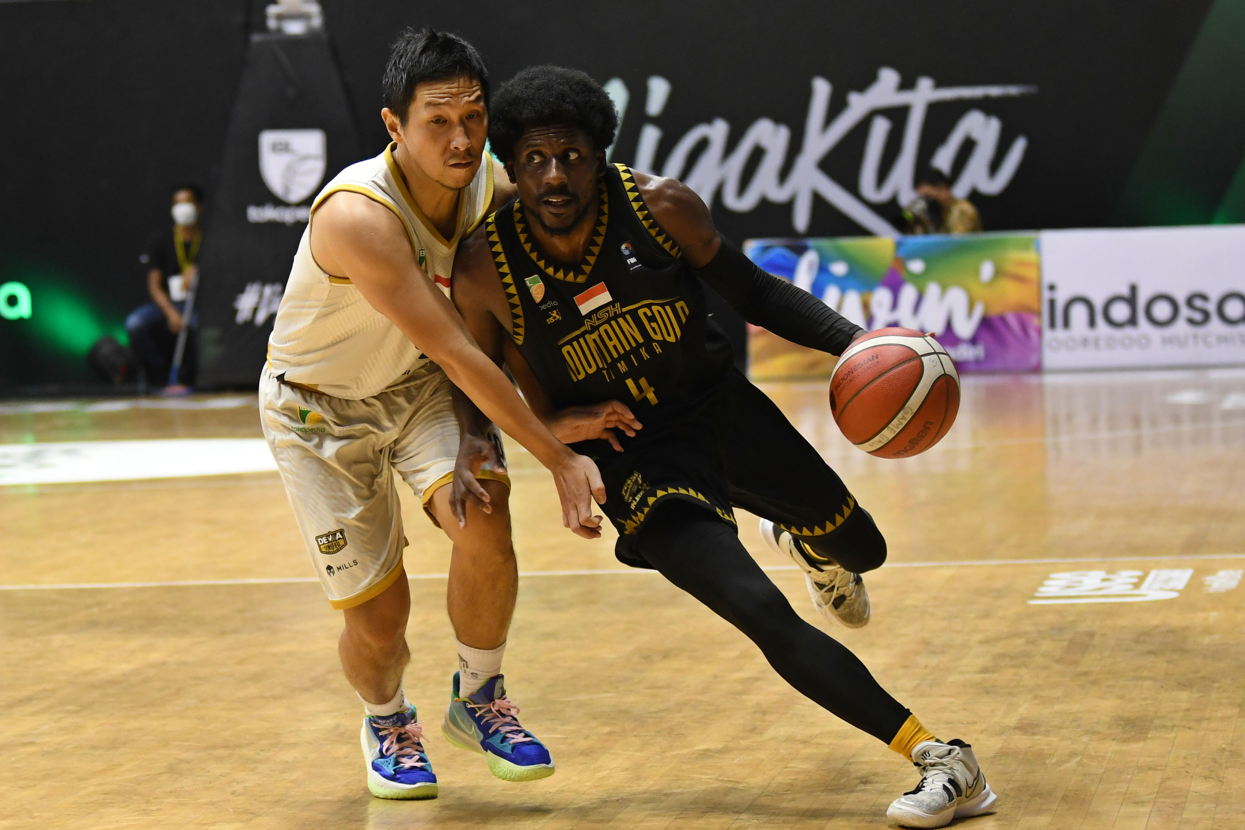 Laga yang mempertemukan Dewa United (kiri) dengan NSH Mountain Gold (kanan)