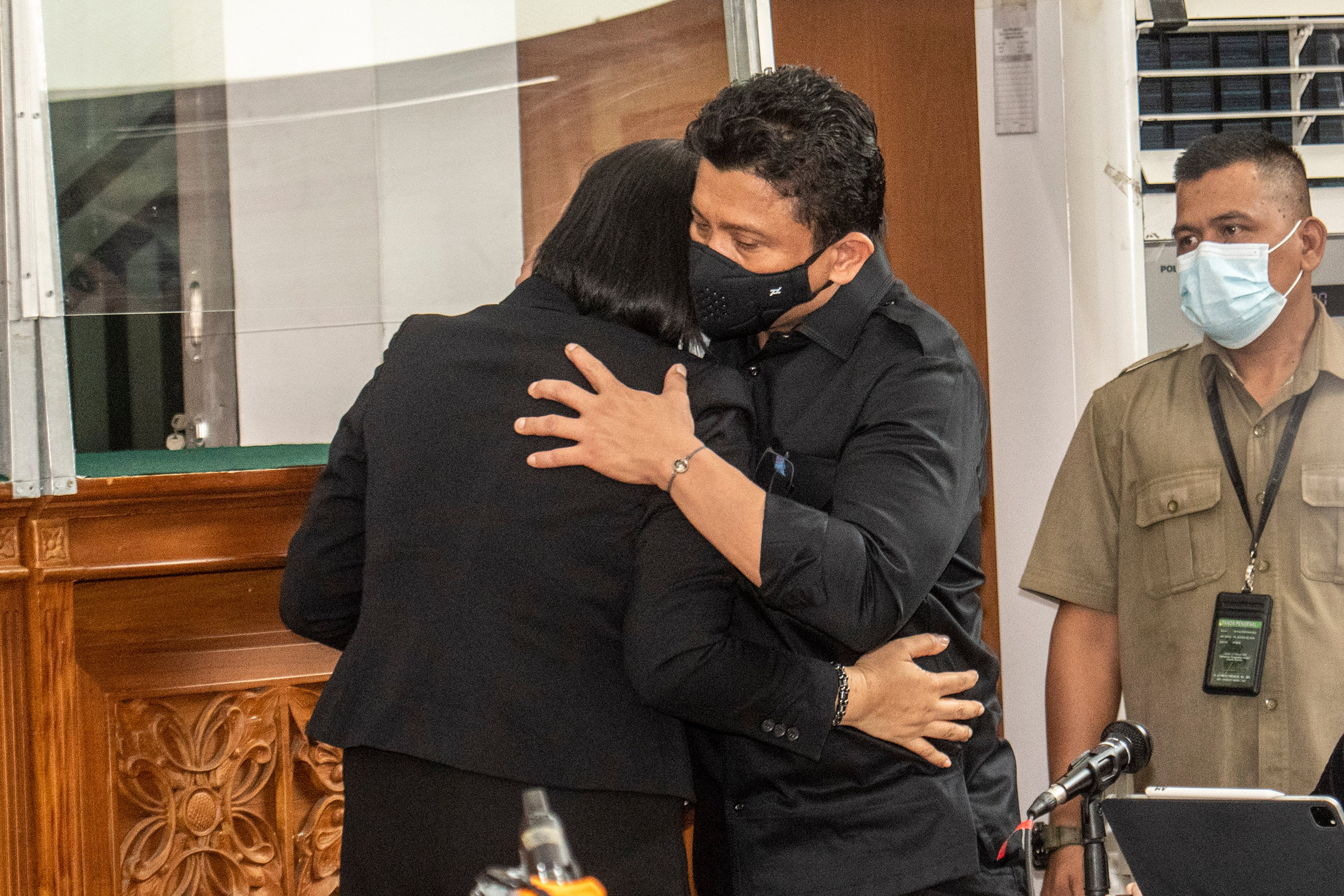 Terdakwa kasus pembunuhan Brigadir J, Ferdy Sambo memeluk istrinya, yang juga terdakwa dalam kasus tersebut Putri Candrawathi di PN Jaksel.