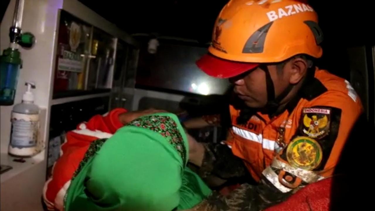 Tim tanggap bencana Baznas ikut membantu proses evakuasi korban gempa Cinajur