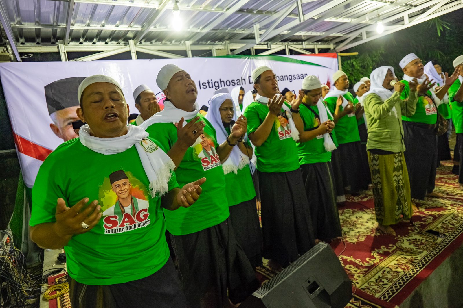 Warga NU menggelar doa bersama dan istighotsah untuk kebaikan bangsa di Ponpes Ibnu Hari, Prambanan, Selasa 