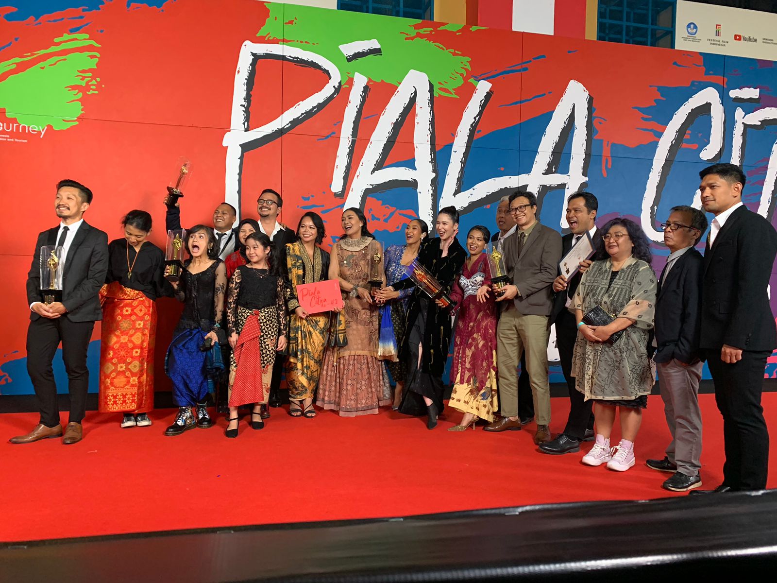 Para produser, pemain dan kru film Nana