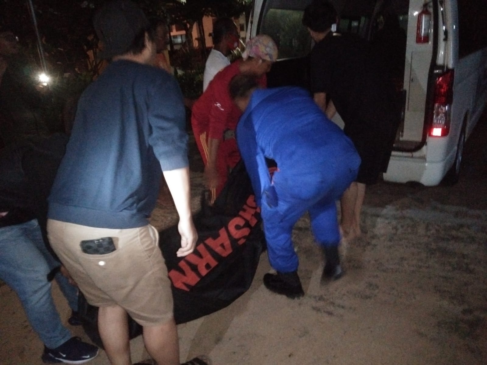 Petugas Basarnas Bali mengevakuasi jasad mahasiswa yang ditemukan etelah terseret arus Pantai Mengiat, Nusa Dua, Jumat (4/11).