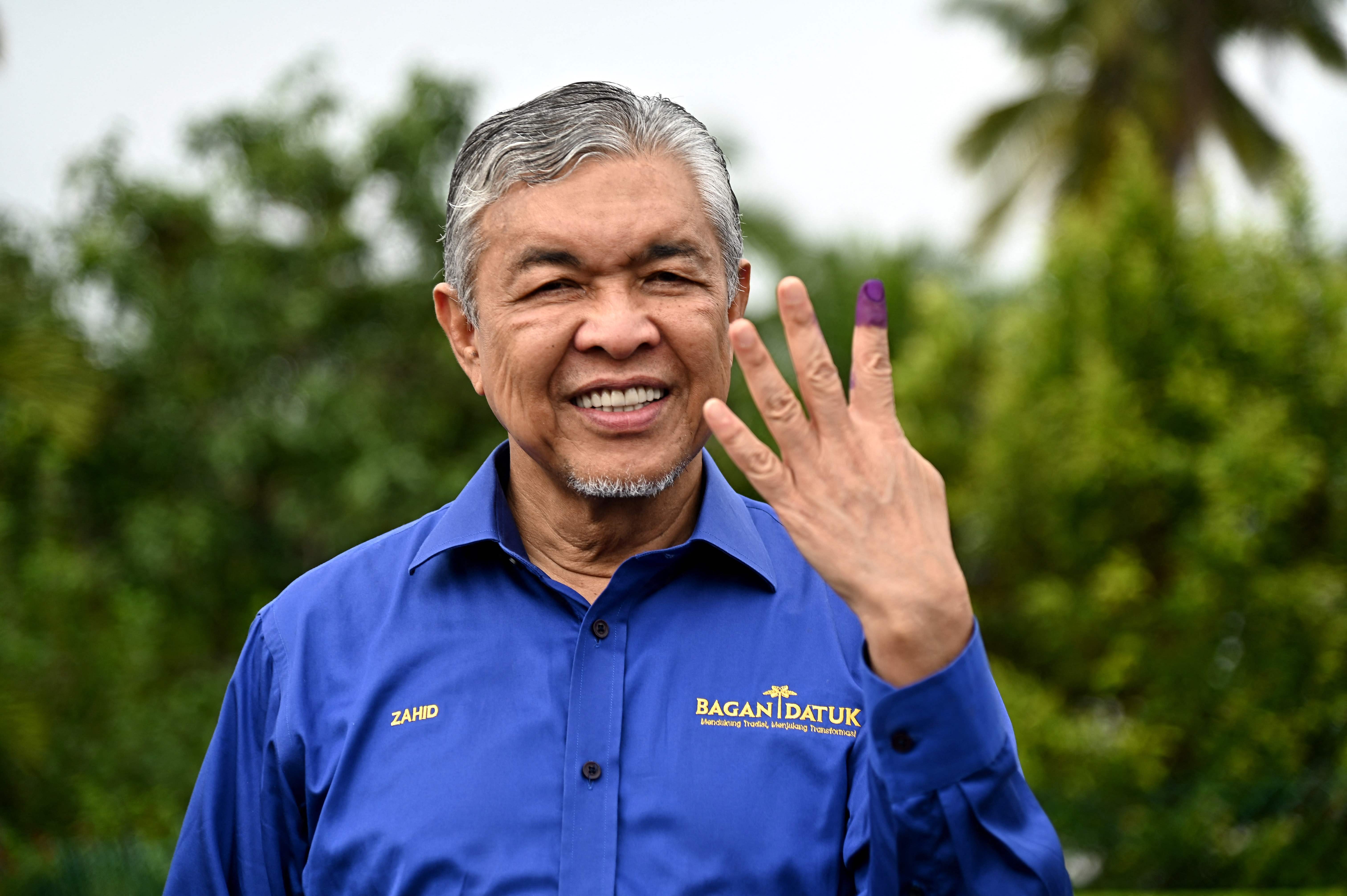 Presiden UMNO Ahmad Zahid Hamidi seusai memperlihatkan tanda sudah memilih pada pemilihan umum, 19 November 2022 lalu.
