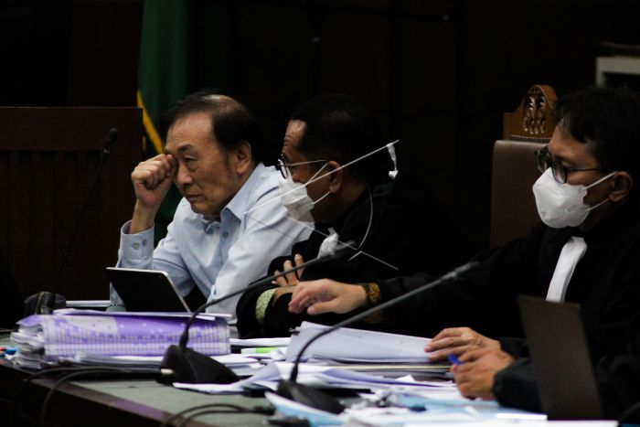 Terdakwa kasus dugaan tindak pidana korupsi PT Duta Palma Group, Surya Darmadi (kiri)