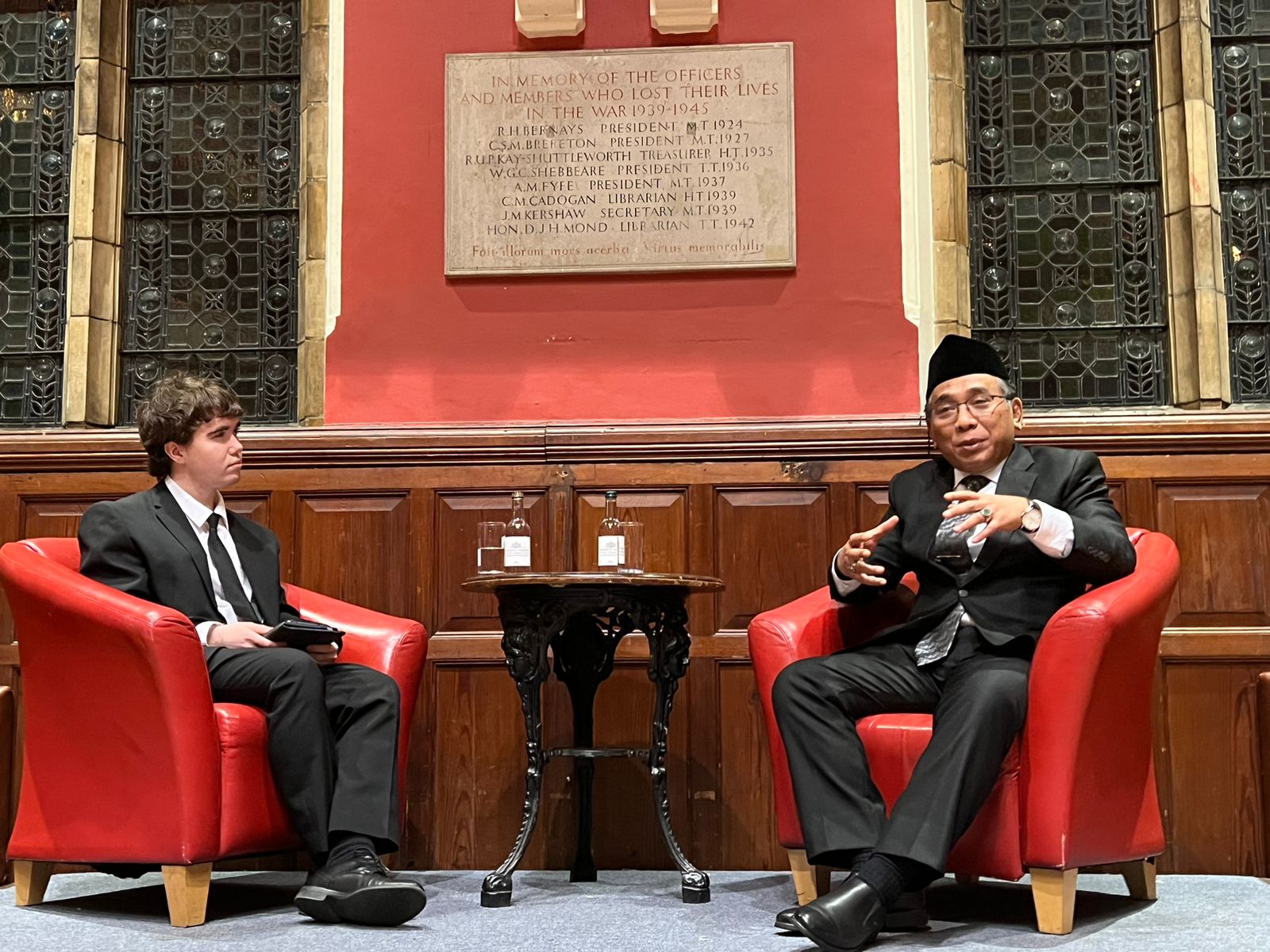 Ketua Umum PBNU KH Yahya Cholil Staquf di The Oxford Union Society, Inggris