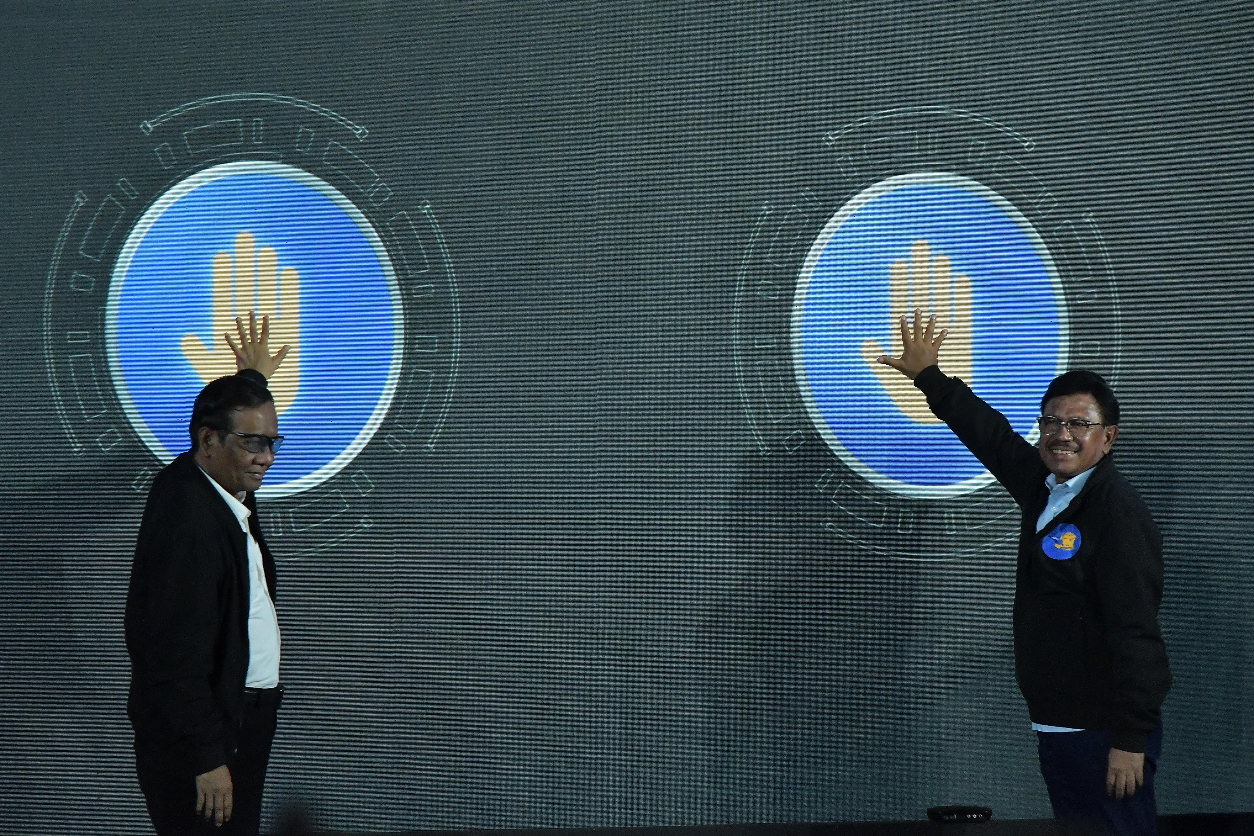 Menko Polhukam Mahfud MD (kiri) bersama Menkominfo Jhonny G Plate resmi menghentian siaran televisi analog di Jakarta, Kamis (3/11).