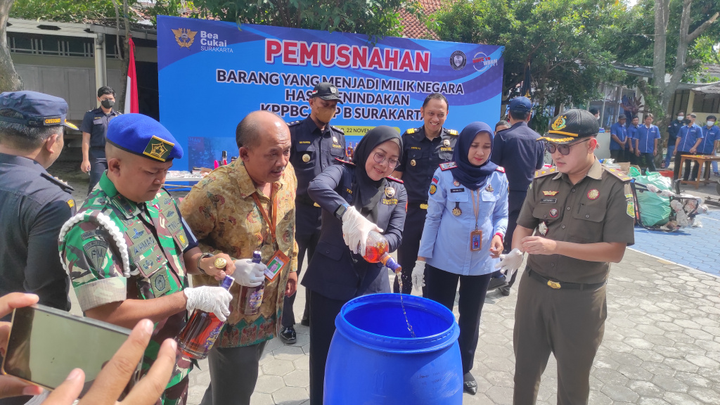 Kepala BC Surakarta, Yetty Yulianti didampingi pejabat memusnahan barang ilegal senilai Rp 4,6 miliar, Selasa (22/11/2022)