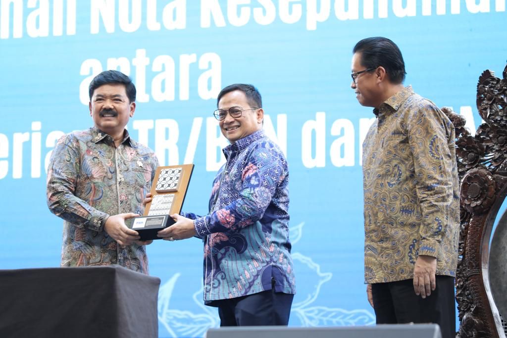 Dalam kegiatan Indonesia UMKM Expo di Jakarta, PNM dan Kemen-ATR/BPN melakukan pendatanganan nota kesepahaman (MoU). 