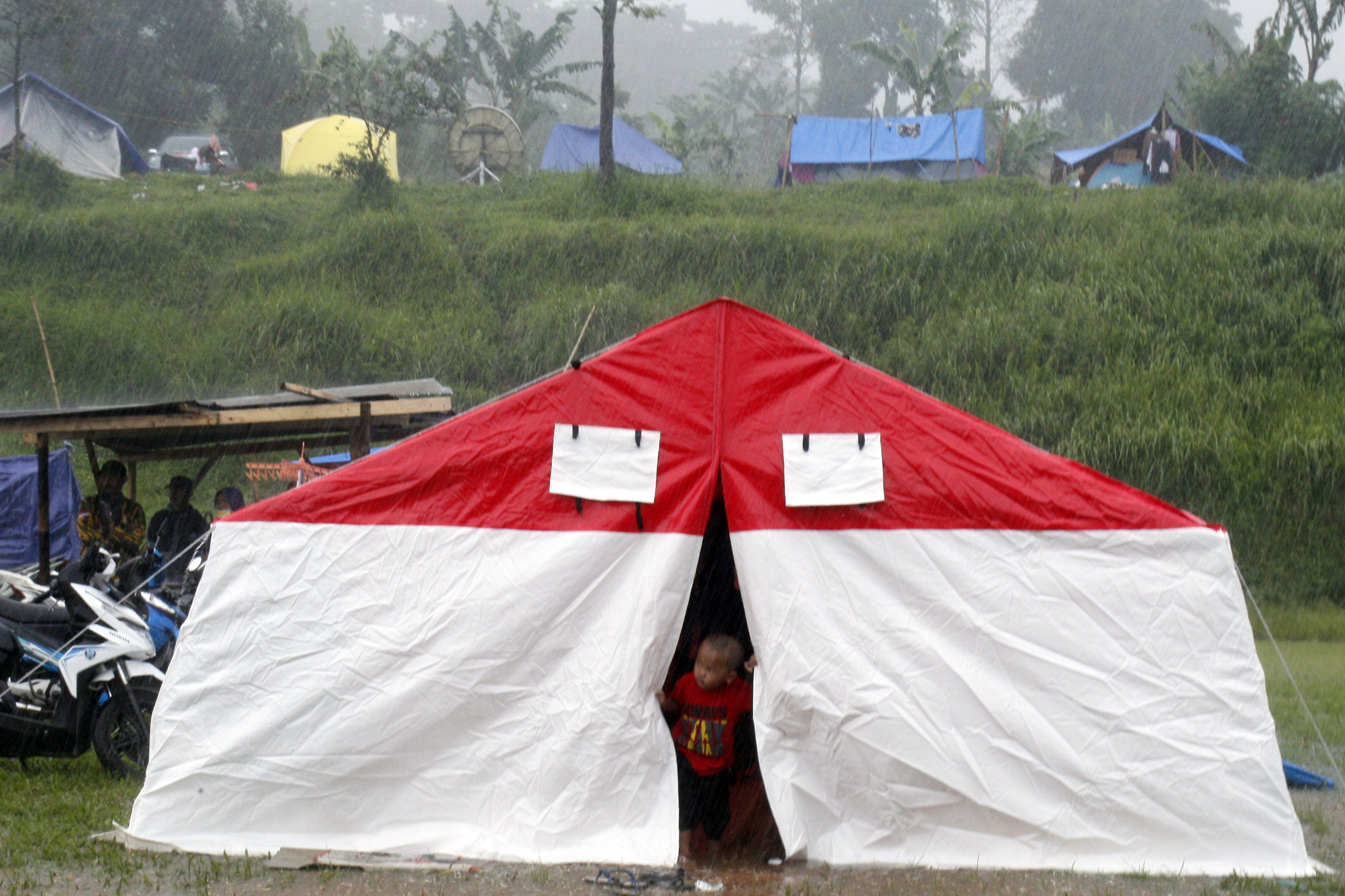 Seorang anak berada di tenda pengungsian darurat, Cugenang, Kabupaten Cianjur, Jawa Barat.