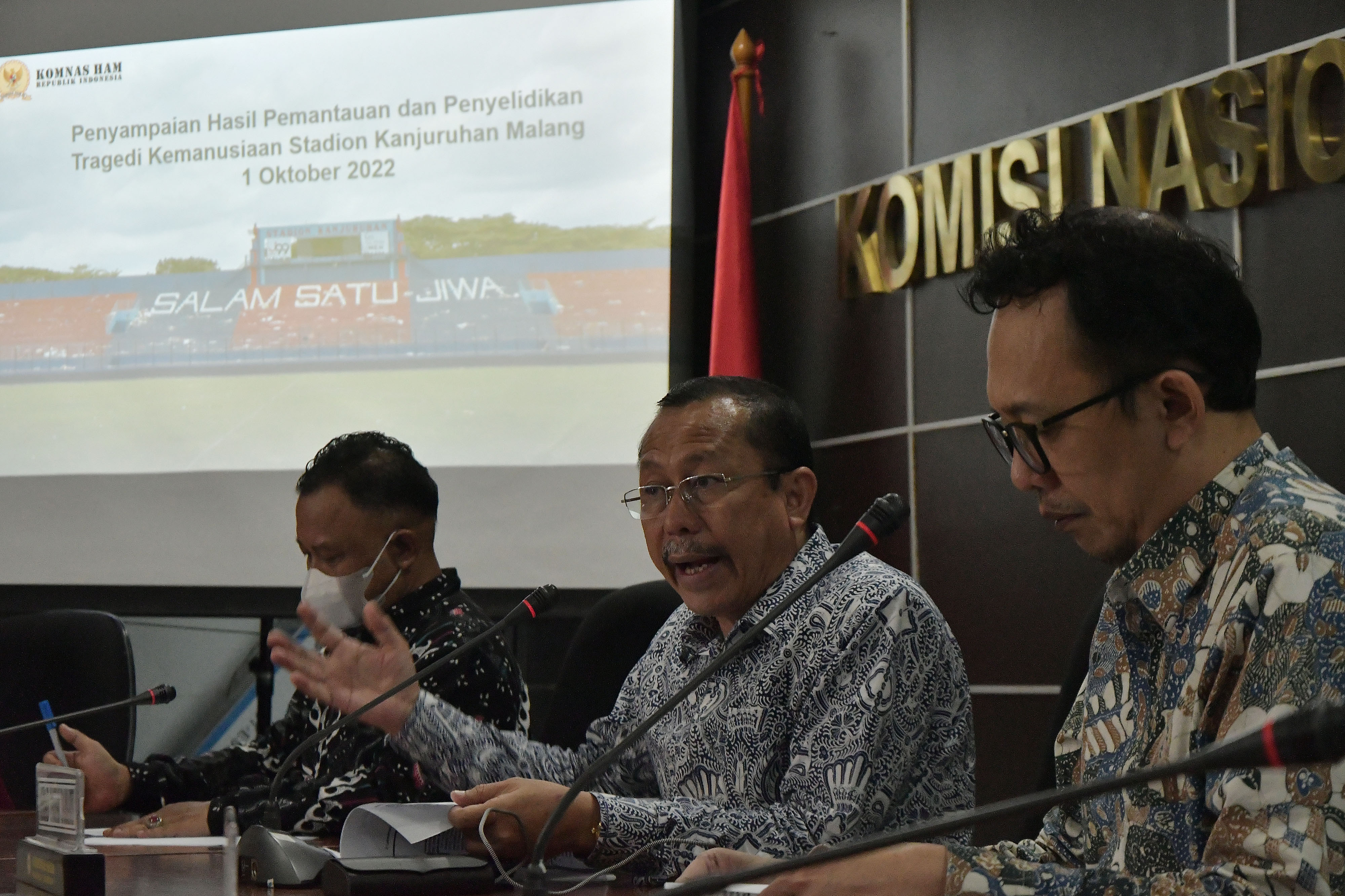 Ketua Komnas HAM Ahmad Taufan Damanik bersama dua komisioner, M Choirul Anam dan Beka Ulung Hapsara memberi keterangan, Rabu (2/11).