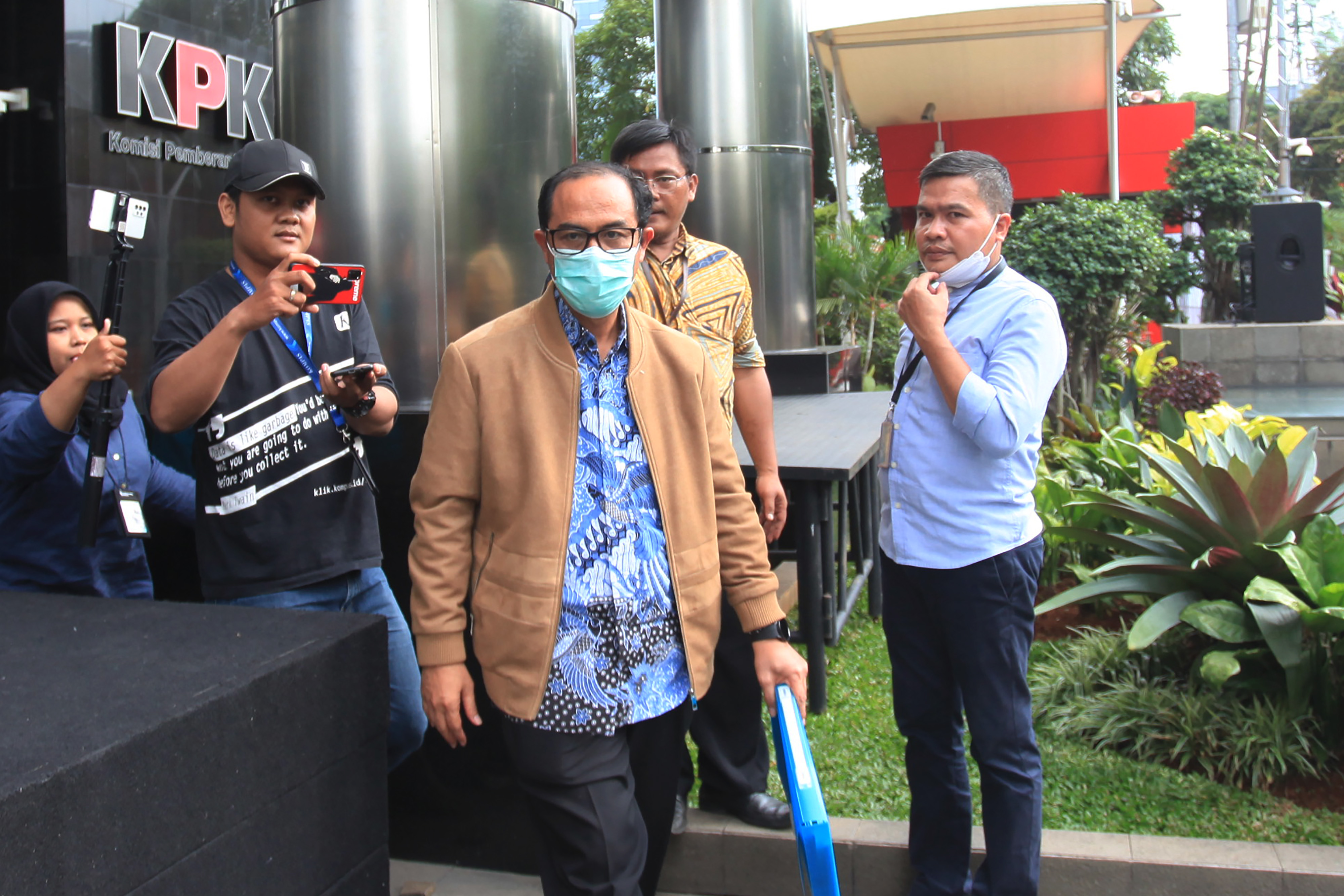 Hakim Agung Gazalba Saleh berjalan meninggalkan gedung KPK.