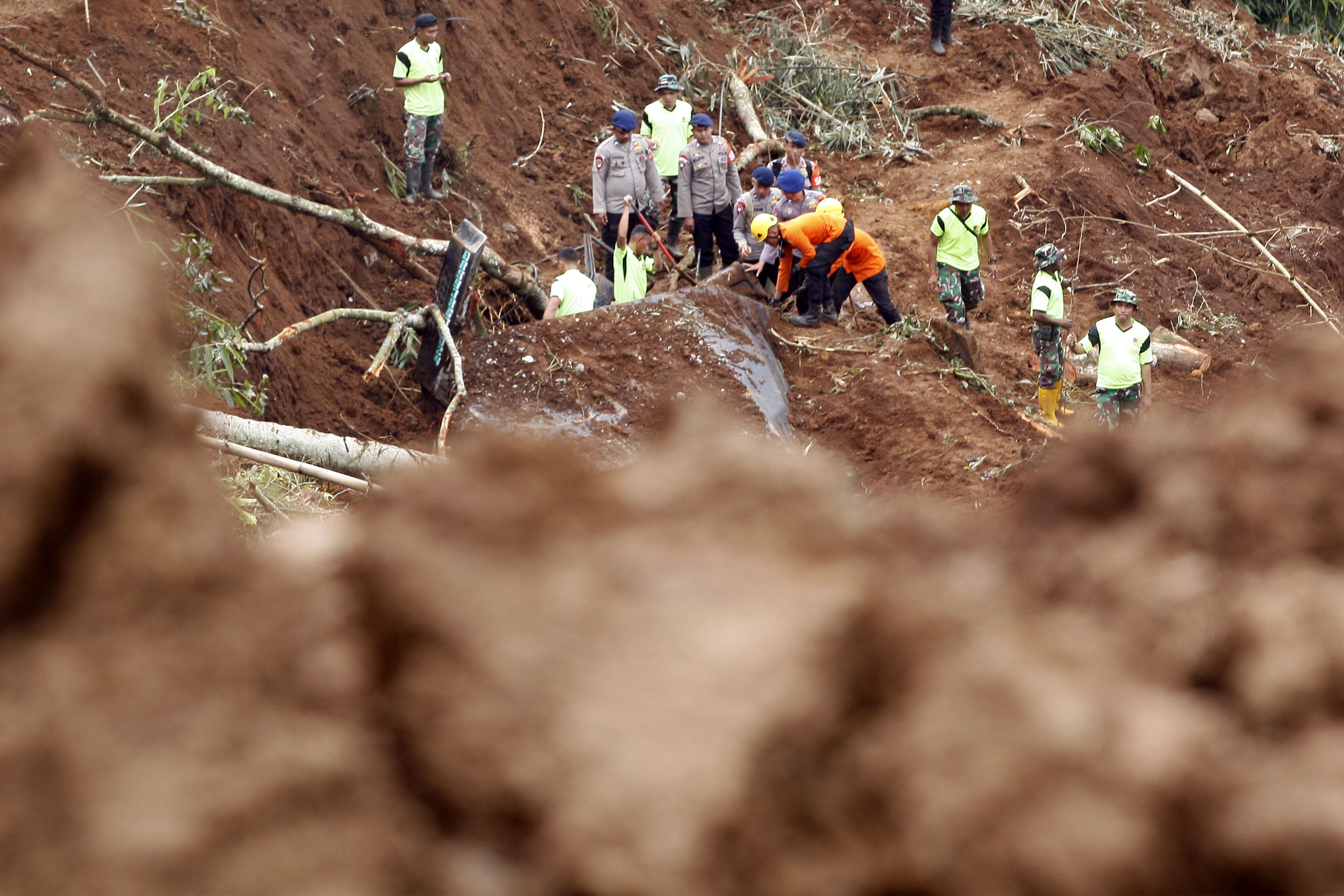 Sejumlah tim SAR gabungan melakukan pencarian korban tertimbun longsor gempa bumi di Cugenang, Kabupaten Cianjur, Jawa Barat, Kamis (24/11).