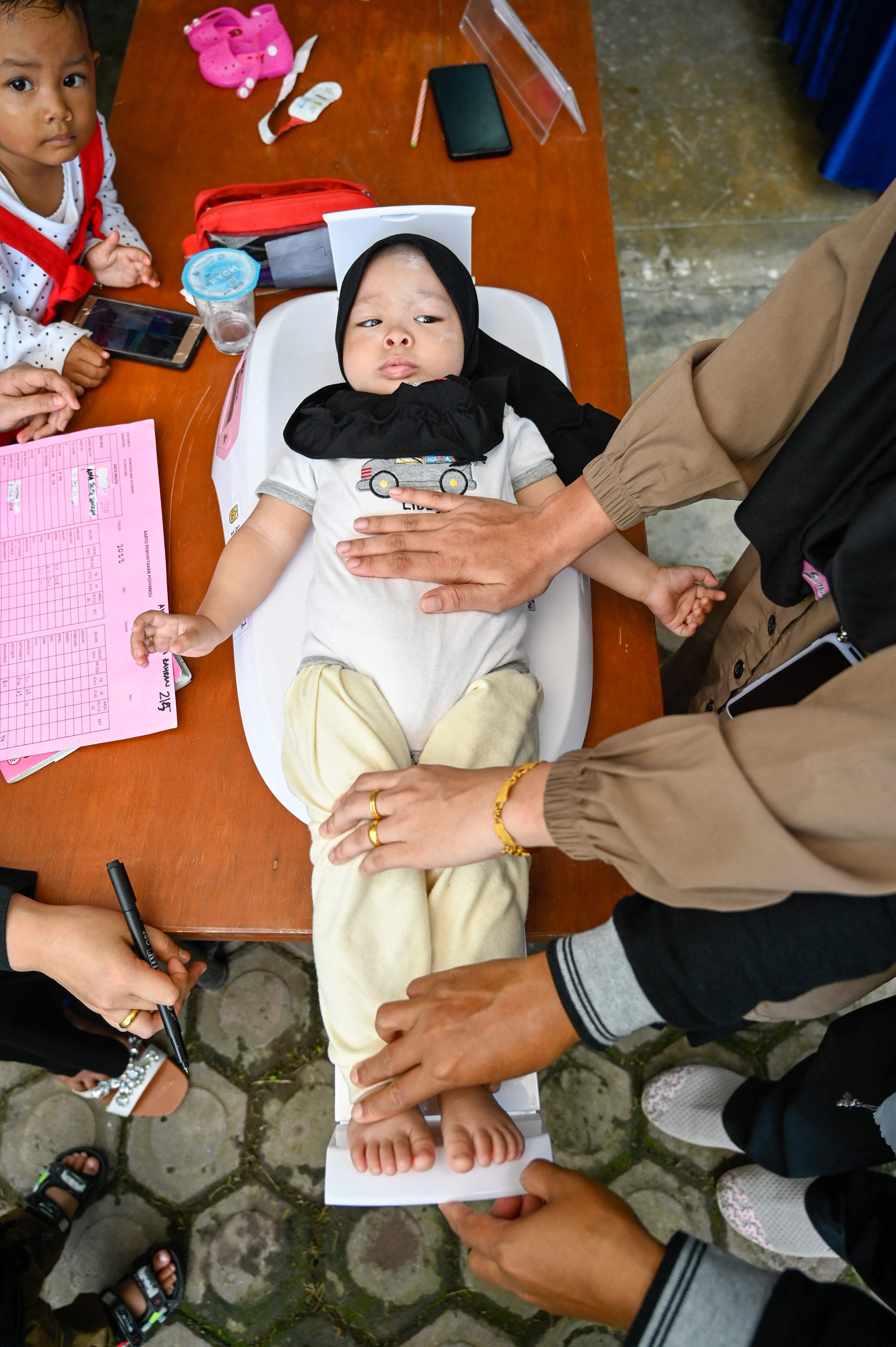 Seorang anak balita ditimbang sebelum diberi kapsul polio di sebuah Posyandu di Banda Aceh, Senin (14/11/2022)