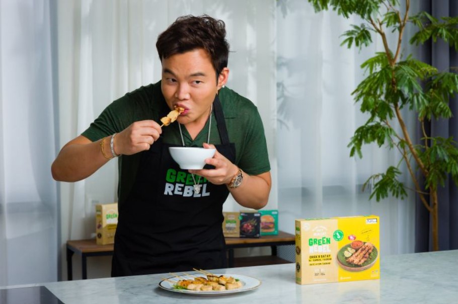 Kane Lim, Pemeran Bling Empire dan juga investor Green Rebel, mencoba Chick n Satay