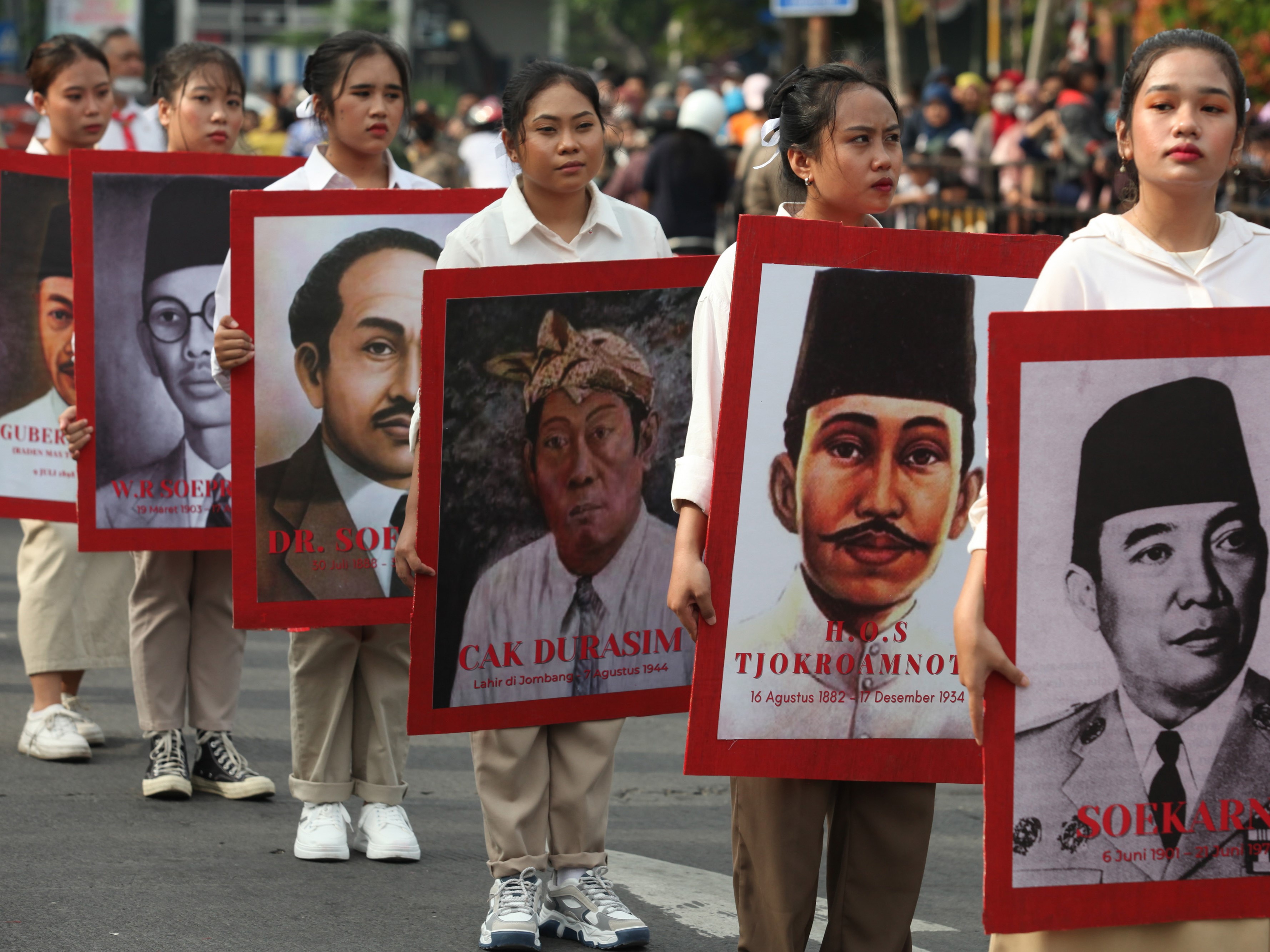 Peserta membawa foto-foto Pahlawan Nasional saat Parade Surabaya Juang di Surabaya, Jawa Timur, Minggu (6/11/2022).