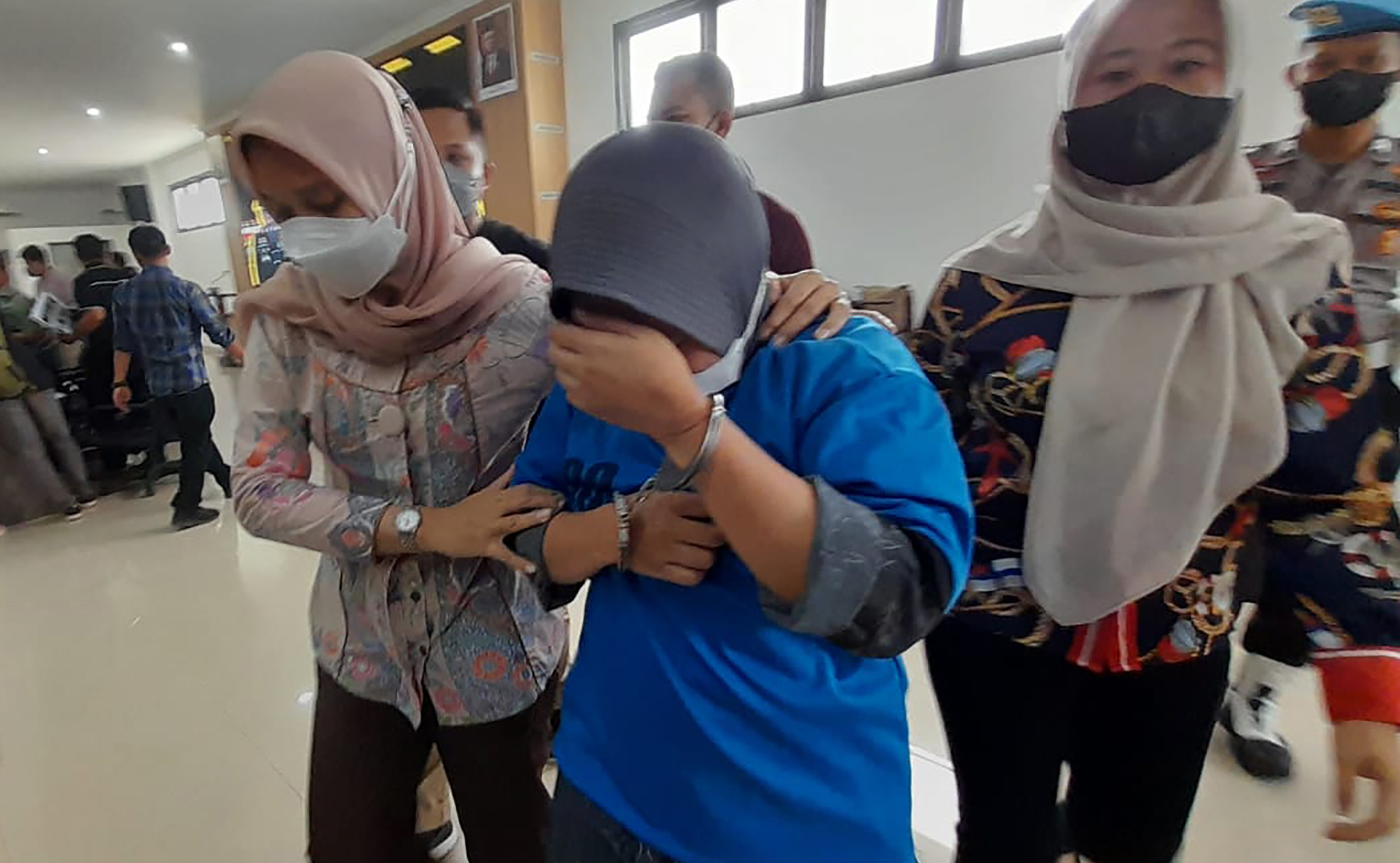  Polisi menggiring SAN (Siti Aisyah Nasution), tersangka penipu pinjol ratusan mahasiswa IPB.