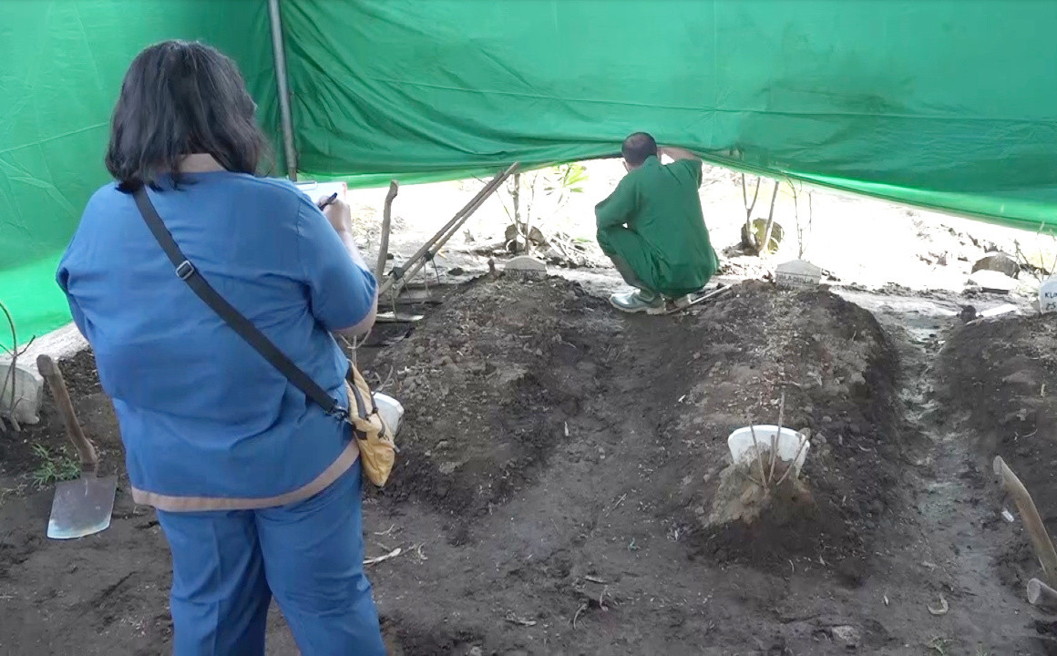 Proses ekshumasi jenazah dua korban Tragedi Kanjuruhan di TPU Dusun Pathuk, Desa Sukolilo, Kecamatan Wajak, Kabupaten Malang, Sabtu (5/11).