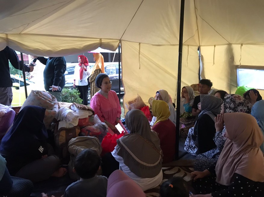 Anggota Komisi VIII DPR RI Selly Andriany Gantina mengunjungi korban gempa Cianjur.