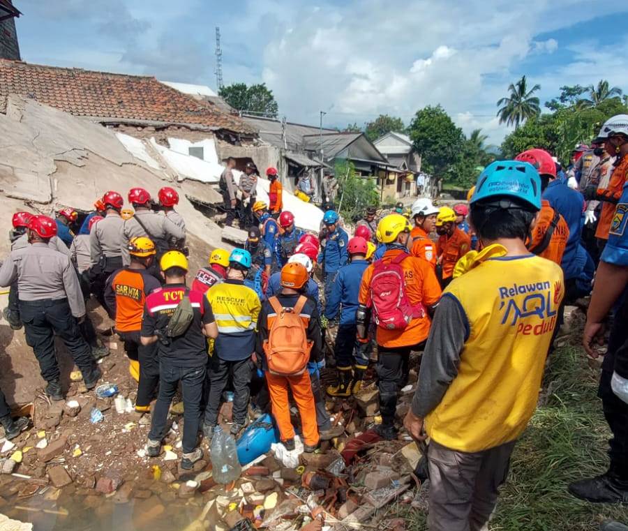 Tim ASAR Humanity dan petugas lainnya turut mencari korban yang terjebak di antara reruntuhan bangunan di Cianjur, Jawa Barat. 