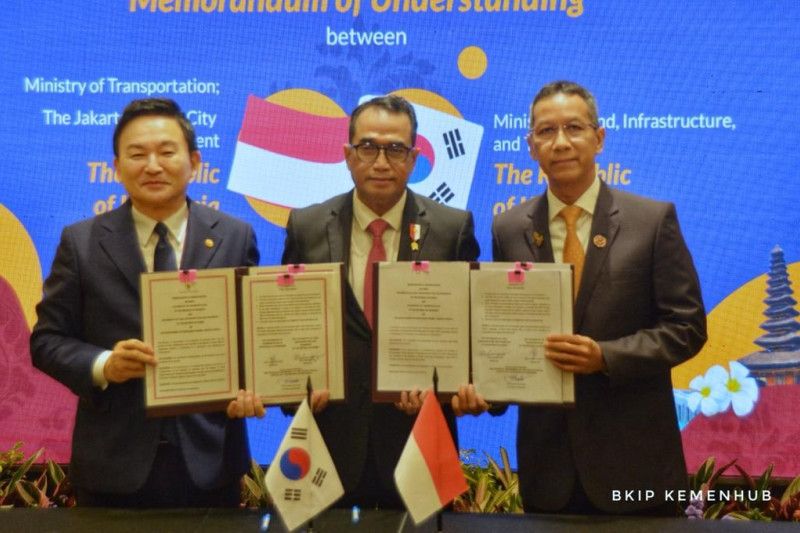 Menteri Perhubungan RI Budi Karya Sumadi (tengah) bersama Menteri Pertanahan, Infrastruktur, dan Transportasi Korsel Won Hee-Ryong