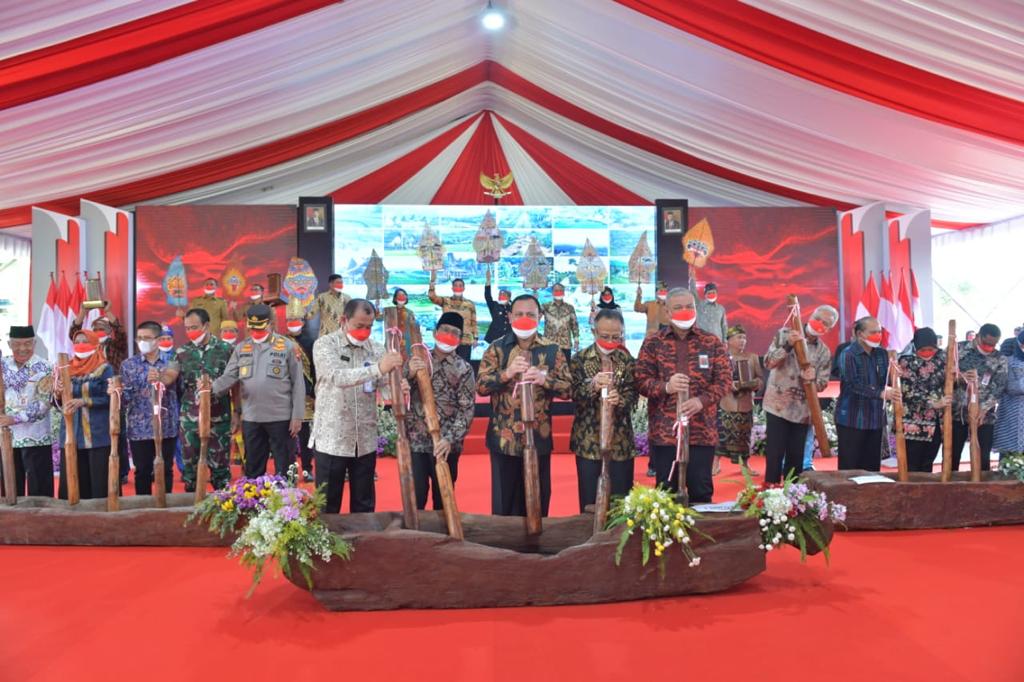 Mendes PDTT Abdul Halim Iskandar menghadiri peluncuran 10 desa percontohan desa antikorupsi di Indonesia 2022 yang digagas KPK di Semarang, 