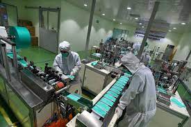 Pekerja memantau masker bedah yang diproduksi pabrik di kawasan Cikupa, Tangerang.