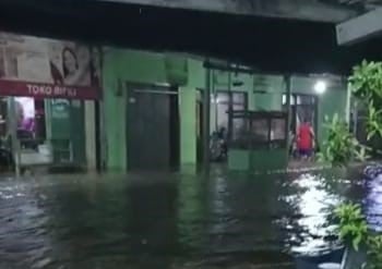 Puluhan rumah dan kios Pasar di Desa Ciheras dan Desa Ciandum, Kecamatan Cipatujah, Kabupaten Tasikmalaya, terendam banjir pasang air laut a