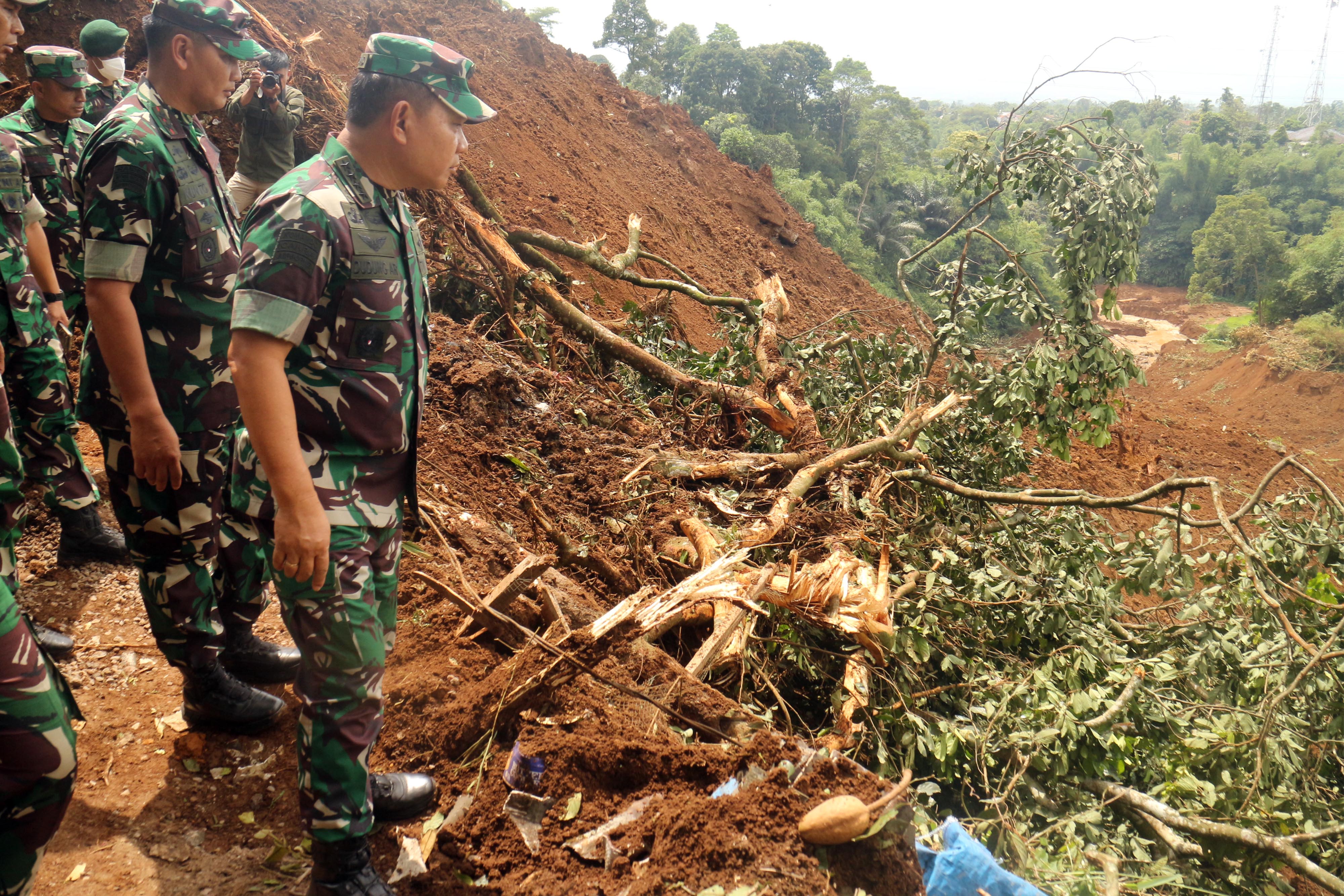 KSAD Jenderal Dudung Abdurachman (kanan) melihat material longsor akibat gempa di Cugenang, Kabupaten Cianjur, Jawa Barat, Selasa (22/11).
